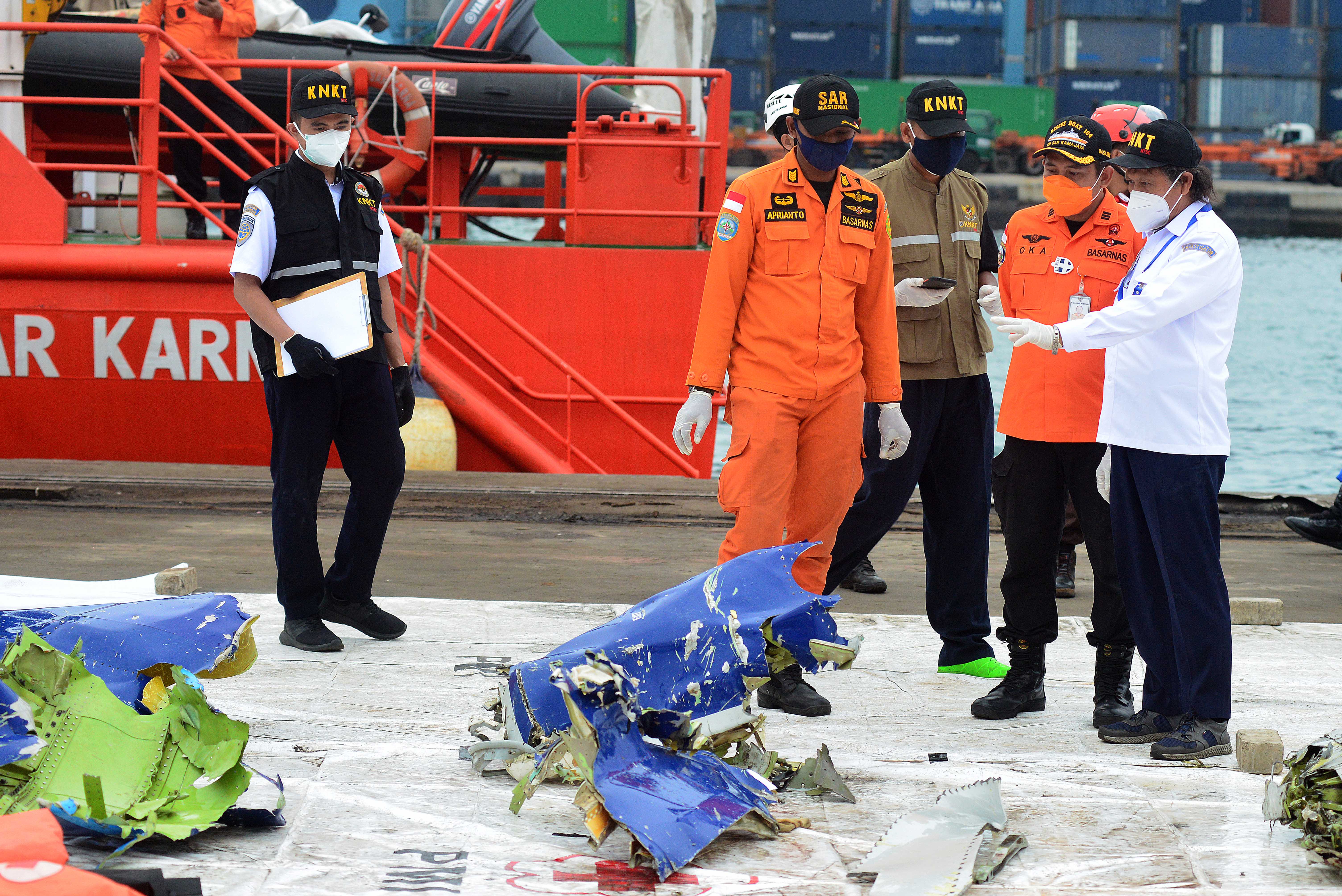  Petugas meriksa serpihan pesawat Sriwijaya Air S-J182 di Dermaga JICT, Tanjung Priok, Jakarta, Kamis (14/01/2021).