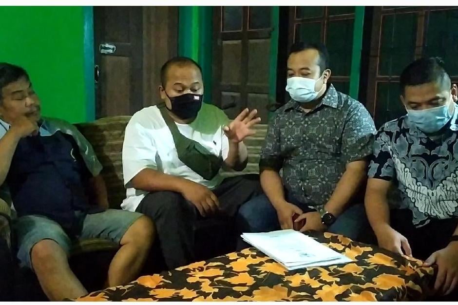 Perwakilan PT BSI Manajemen Indonesia (dua dari kiri) didampingi kuasa hukum dan notaris ditemui Kusnadi, orangtua dari Zainudin.