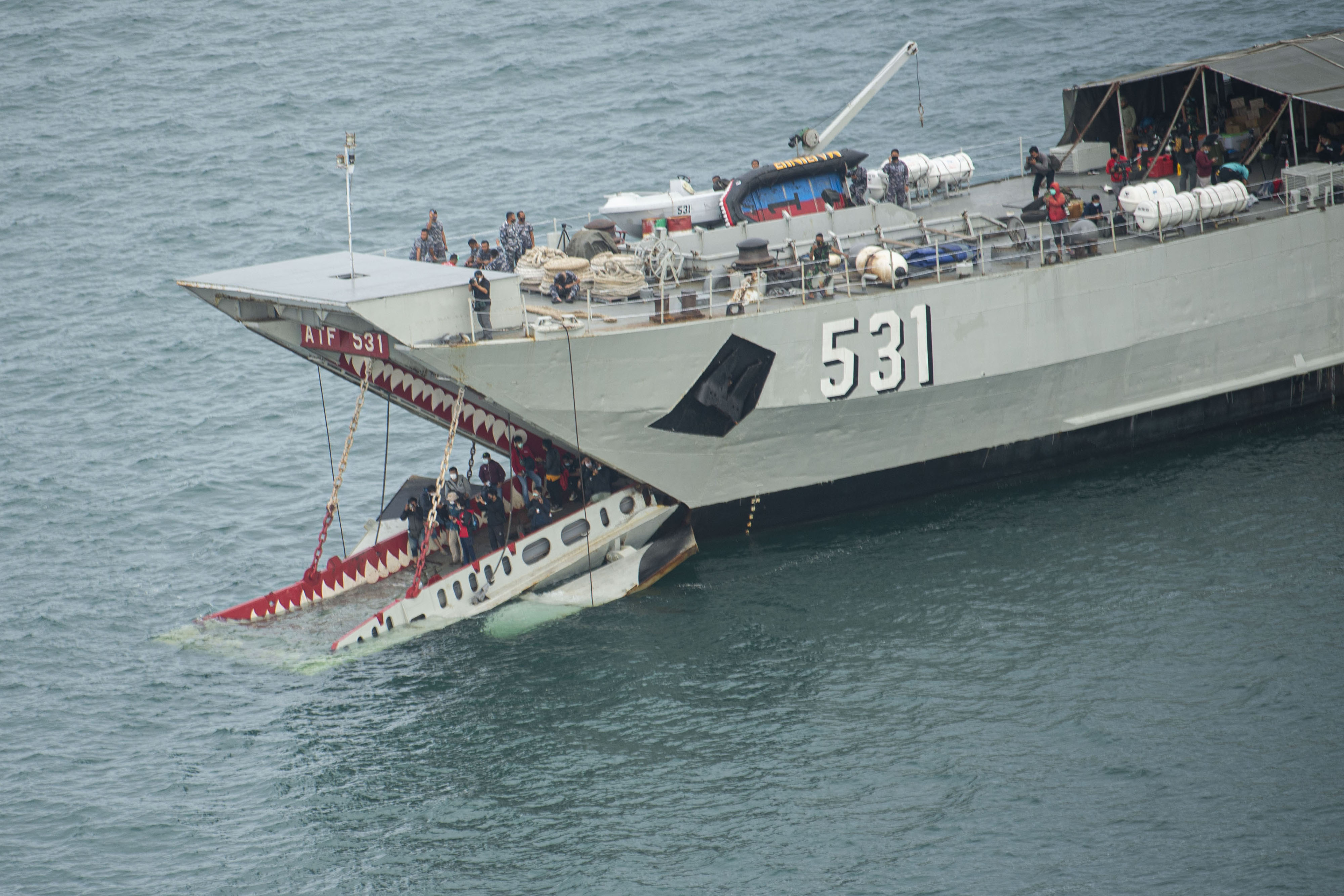 KRI Teluk Gilimanuk-531 melakukan pencarian korban dan puing pesawat SJ 182 di perairan Kepulauan Seribu, Jakarta, Minggu (10/1/2021)