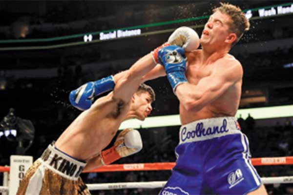 Petinju muda Amerika Serikat Ryan Garcia (kiri) melancarkan pukulan menyasar wajah petinju Inggris Luke Campbell 