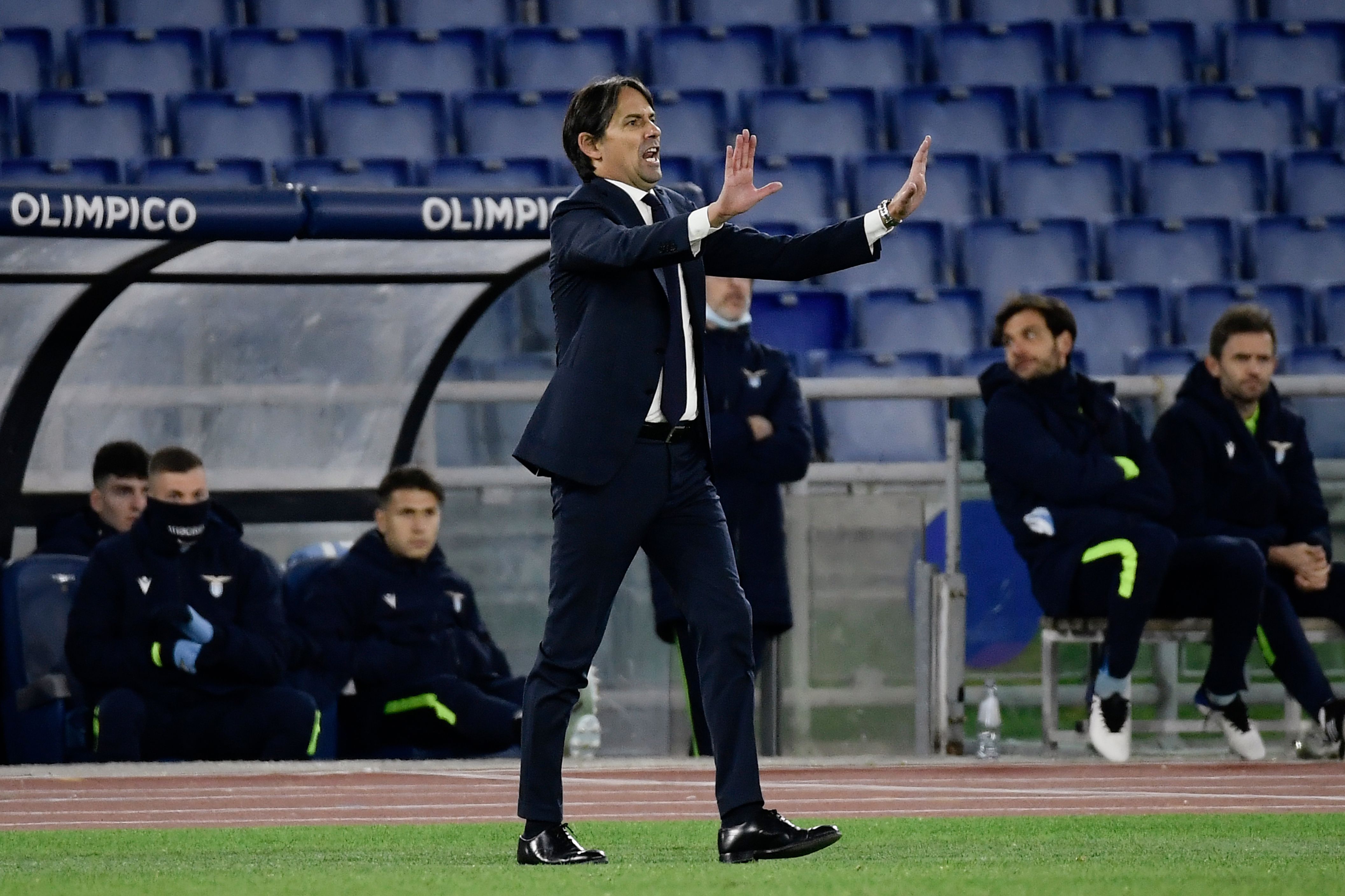 Pelatih Lazio, Simone Inzaghi, memberi instruksi kepada para pemainnya saat laga Lazio melawan As Roma. 