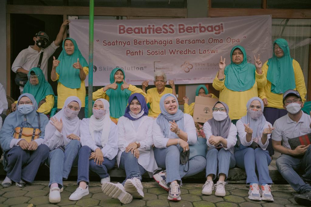 BeautiSS Squad SkinFoundation Solution menghibur penghuni panti jompo