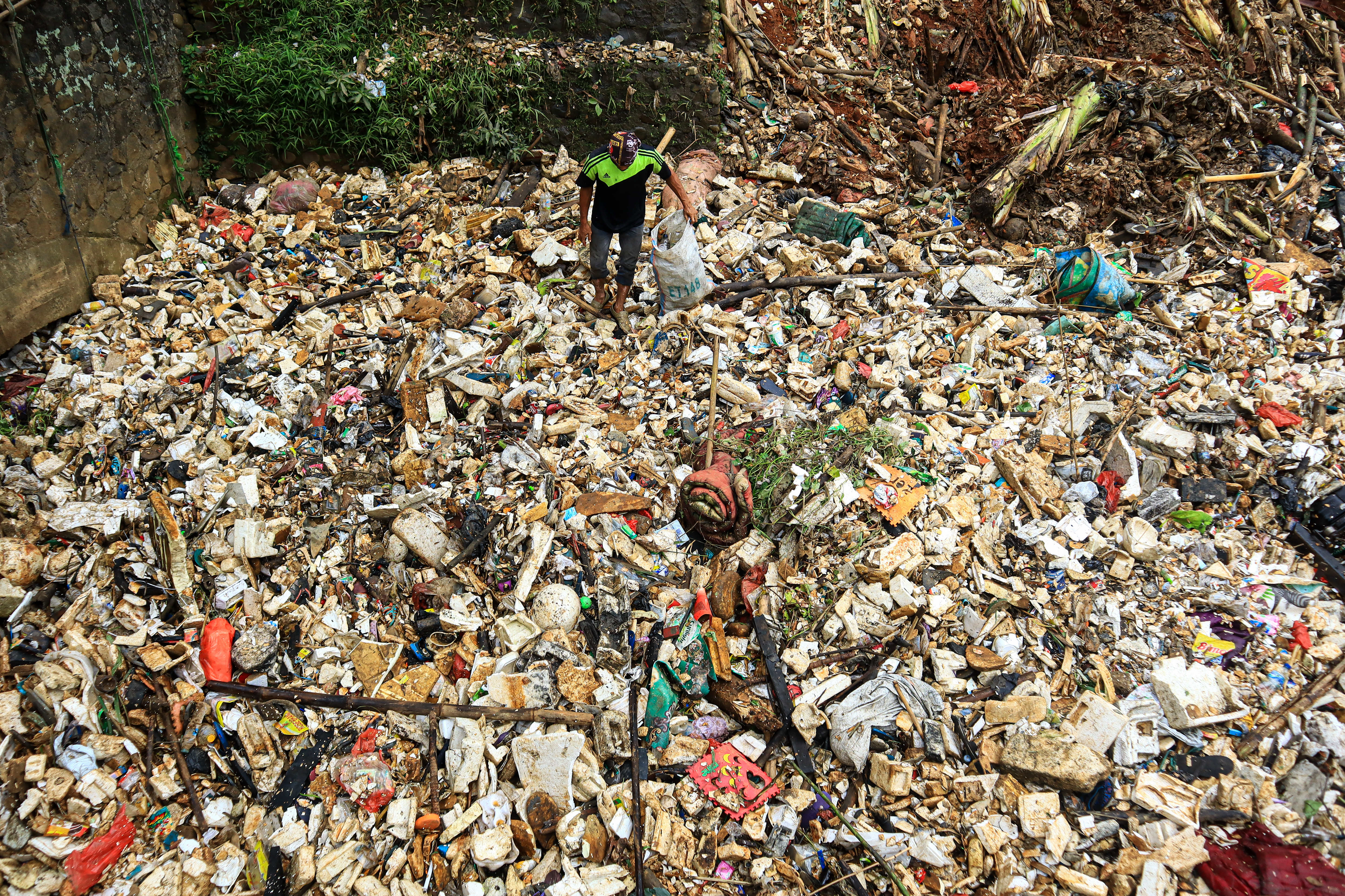 Depok Kerahkan 230 Satgas untuk Bersihkan Sampah Kali Baru