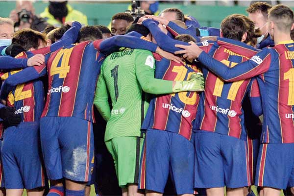 Para pemain Barcelona merayakan kemenangan mereka atas Real Sociedad setelah menjalani adu penalti 