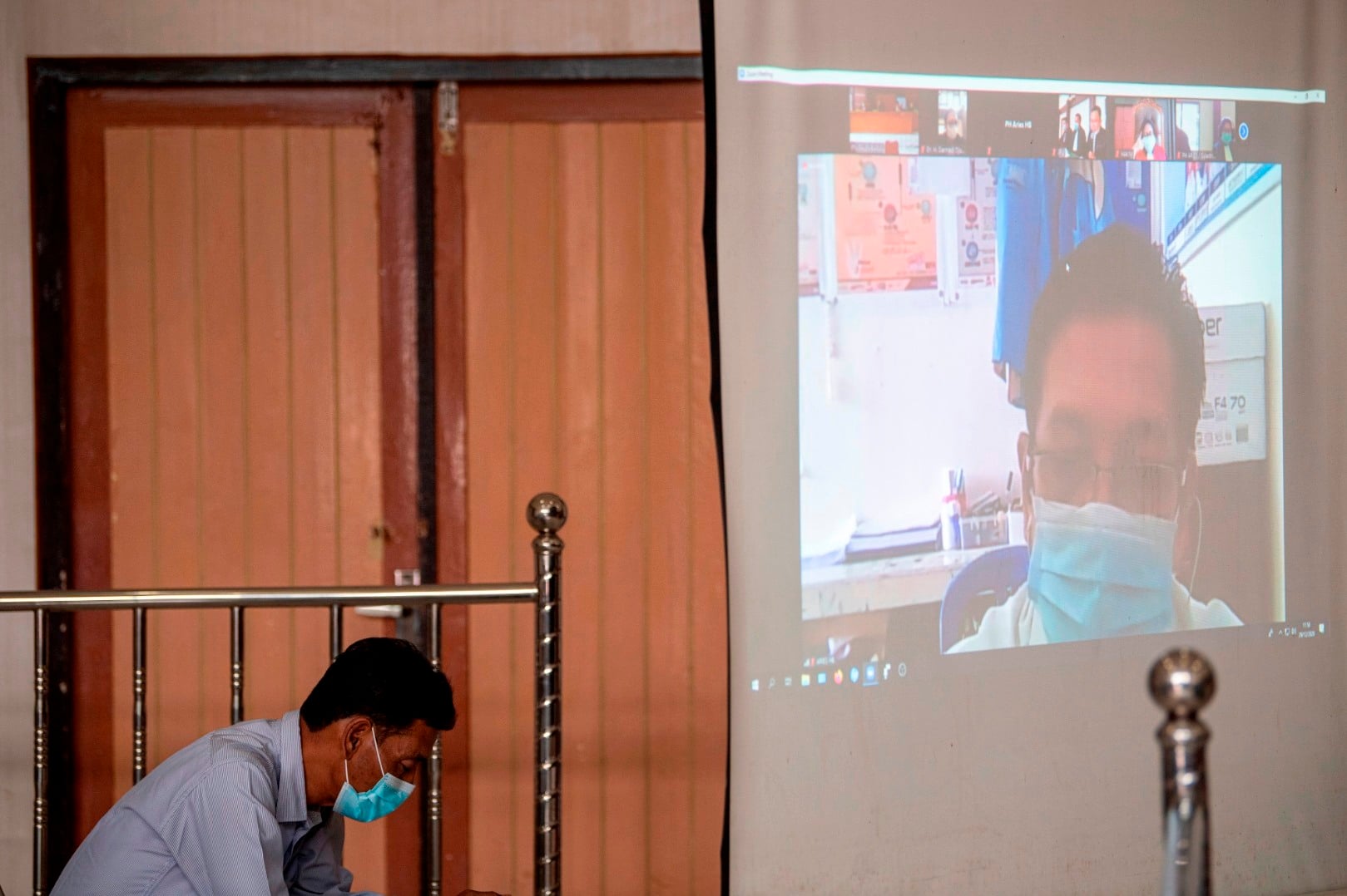 Terdakwa kasus gratifikasi 16 paket proyek jalan di Kabupaten Muara Enim yang juga mantan Ketua DPRD Aries HB.