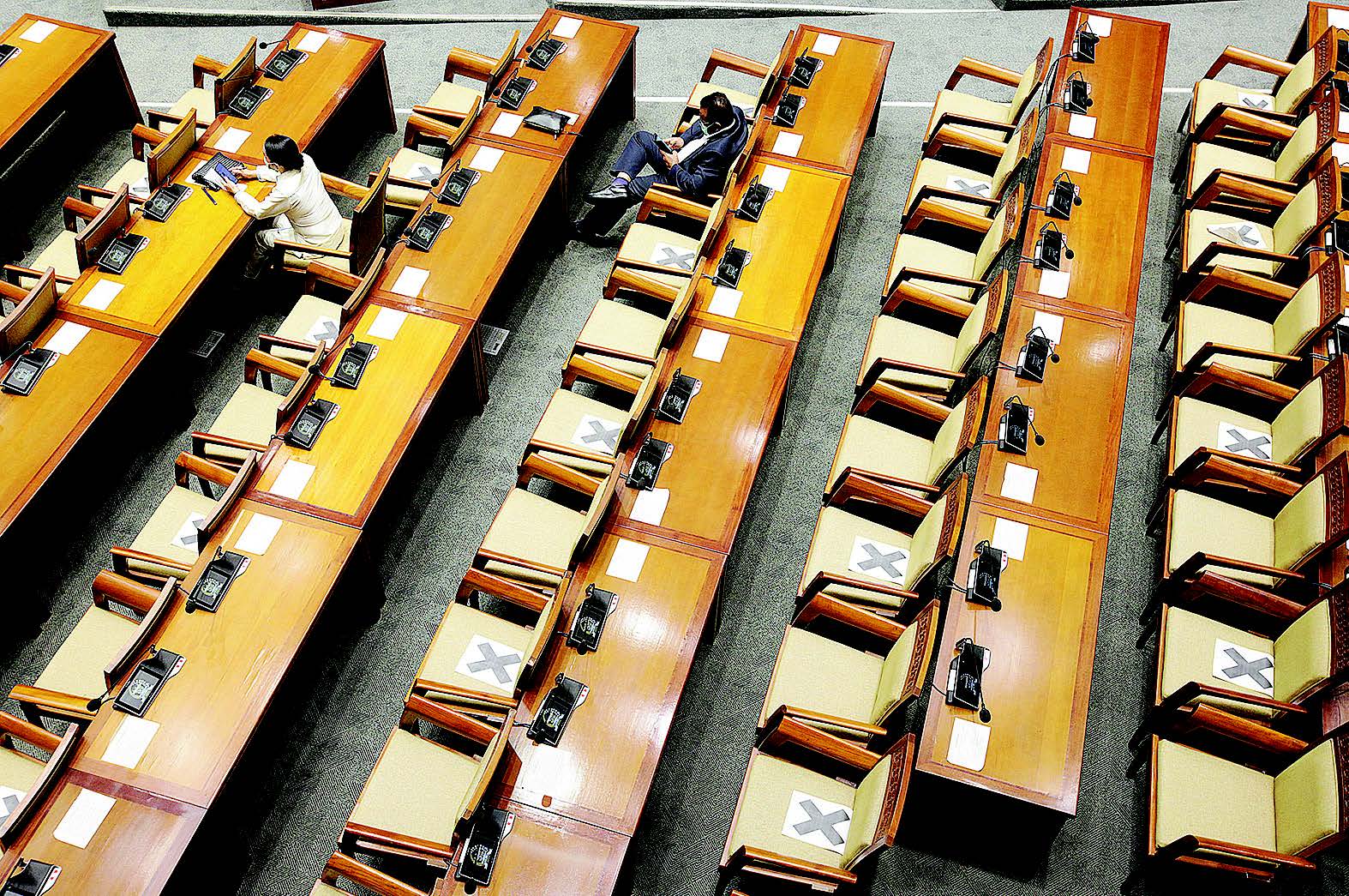 PROLEGNAS PRIORITAS 2021: Dua anggota dewan mengikuti Rapat Paripurna Penutupan Masa Sidang II yang digelar secara virtual  