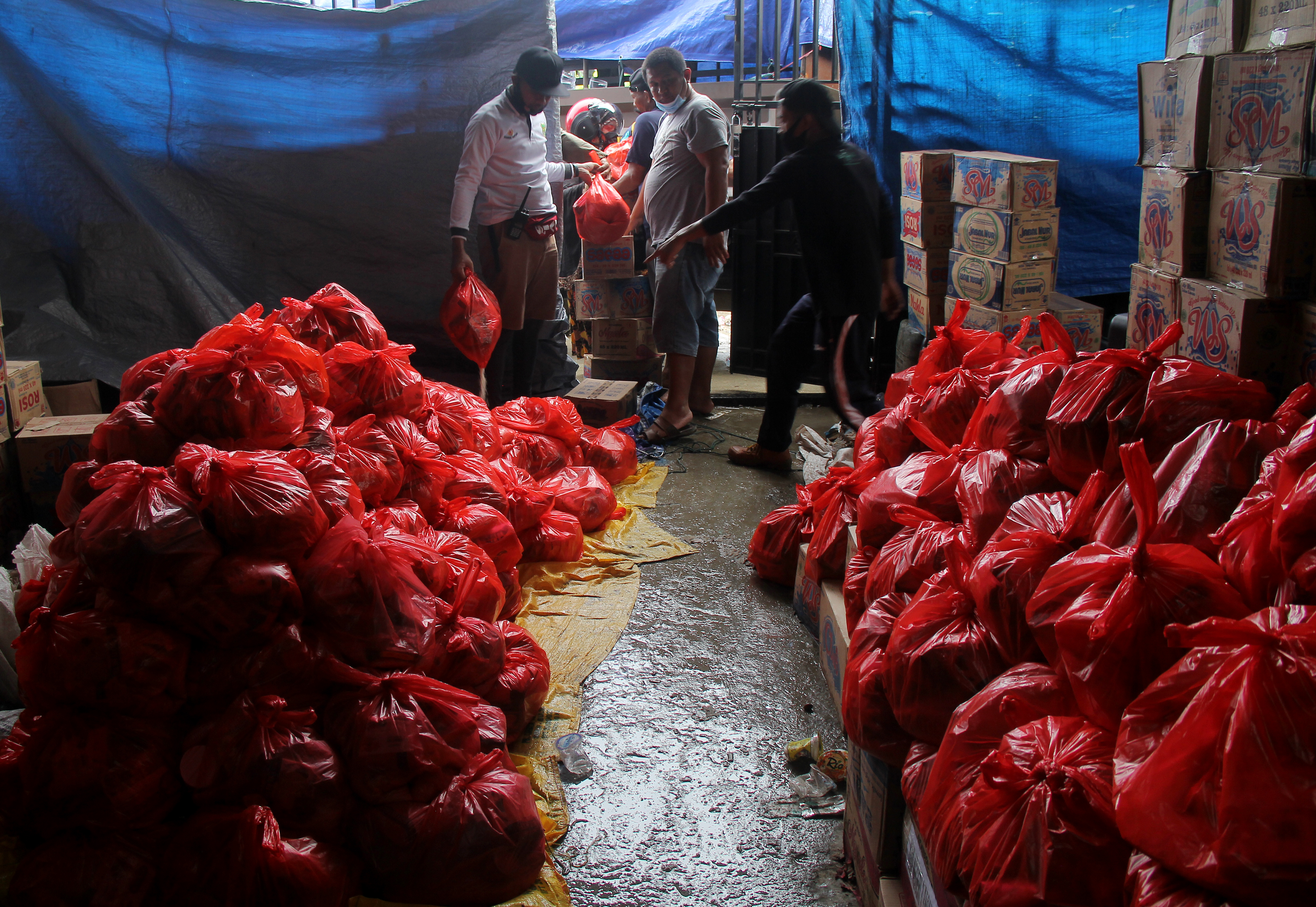 Sejumlah pengungsi mengantri bantuan logistik yang terdampak gempa bumi di Mamuju, Sulawesi Barat, Kamis (21/1/2021)