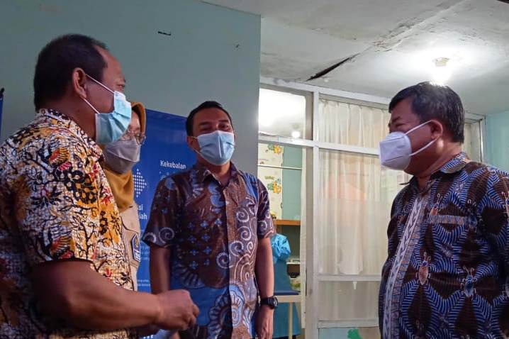 Bupati Garut yang juga Ketua Tim Gugus Tugas Covid-19 Kab Garut Rudy Gunawan (kanan) berencana menambah 20 ventilator di RSUD dr Slamet.