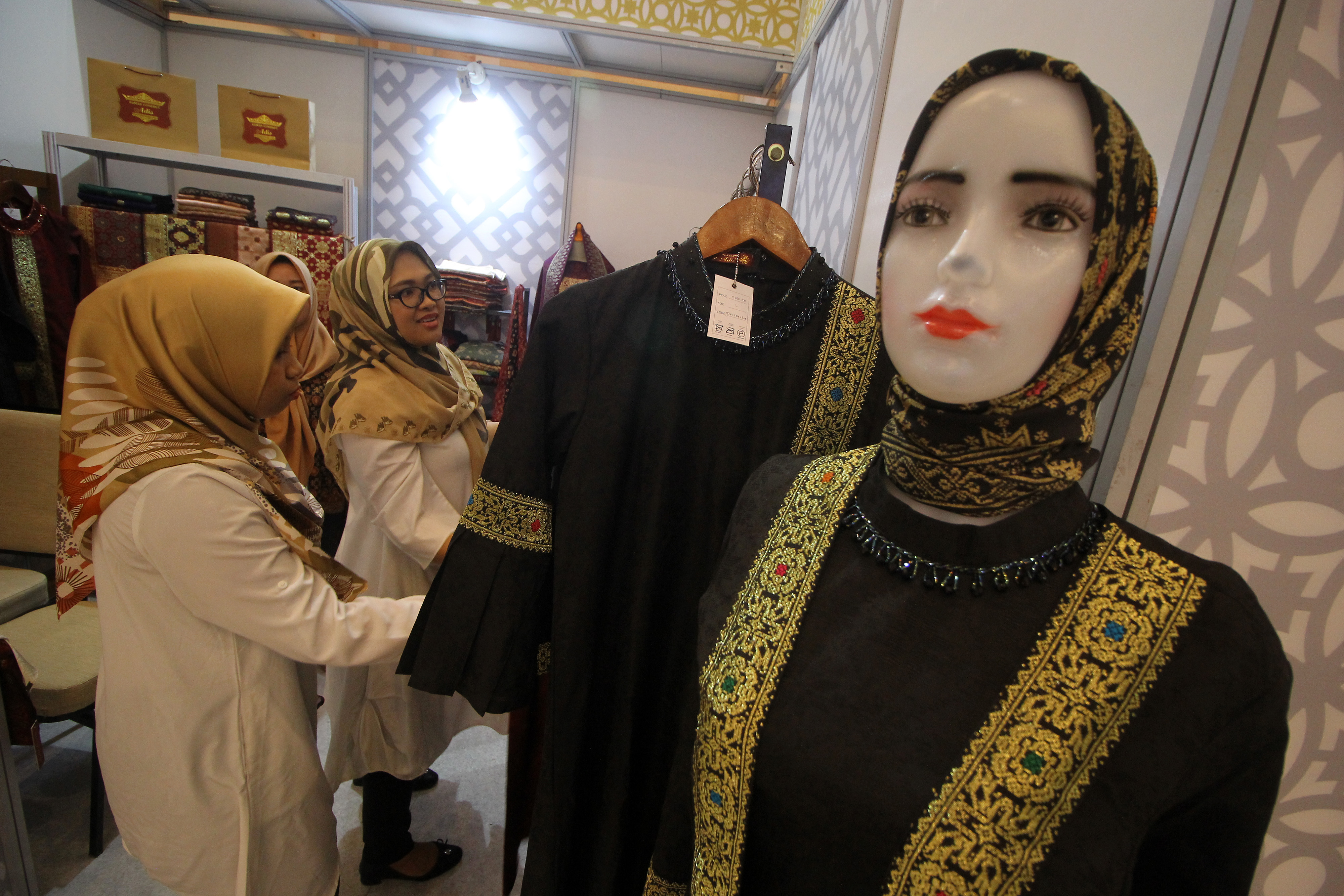 Pengunjung melihat produk busana muslim di Sharia Fair 2019, Surabaya, Jawa Timur.