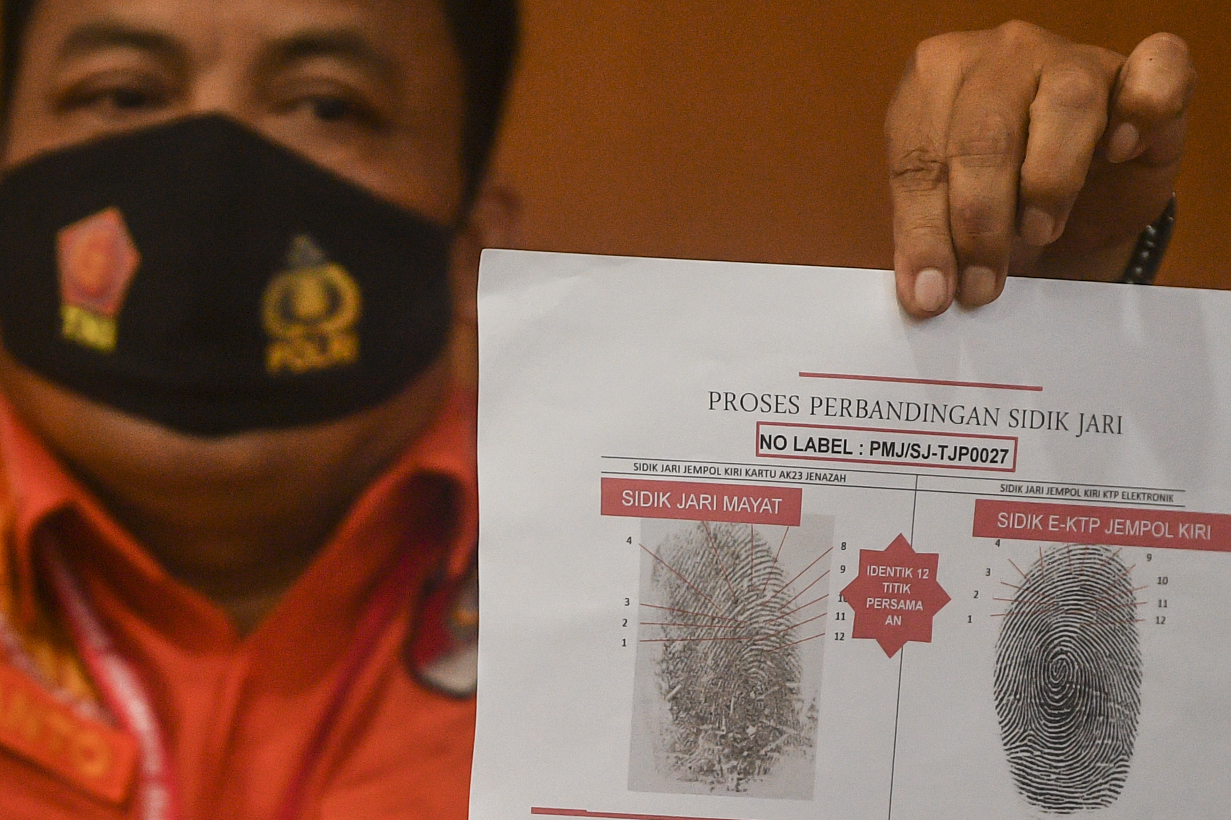 Petugas DVI Polri menunjukkan proses identifikasi korban Sriwijaya Air Sj 182