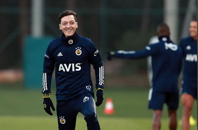 Mesut Oezil berlatih bersama Fenerbahce