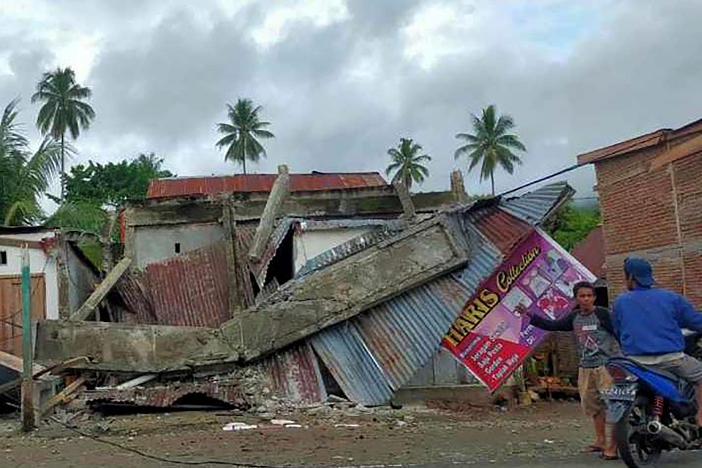 Rumah rusak di Majene pada 16 Januari 2021, sehari setelah gempa berkekuatan 6,2 skala Richter mengguncang pulau Sulawesi di Indonesia.