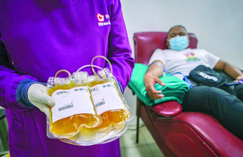 Petugas PMI menunjukkan plasma darah atau plasma konvalesen dari pasien sembuh covid-19 di Kantor PMI Kota Tangerang, Banten, Kamis (17/12).