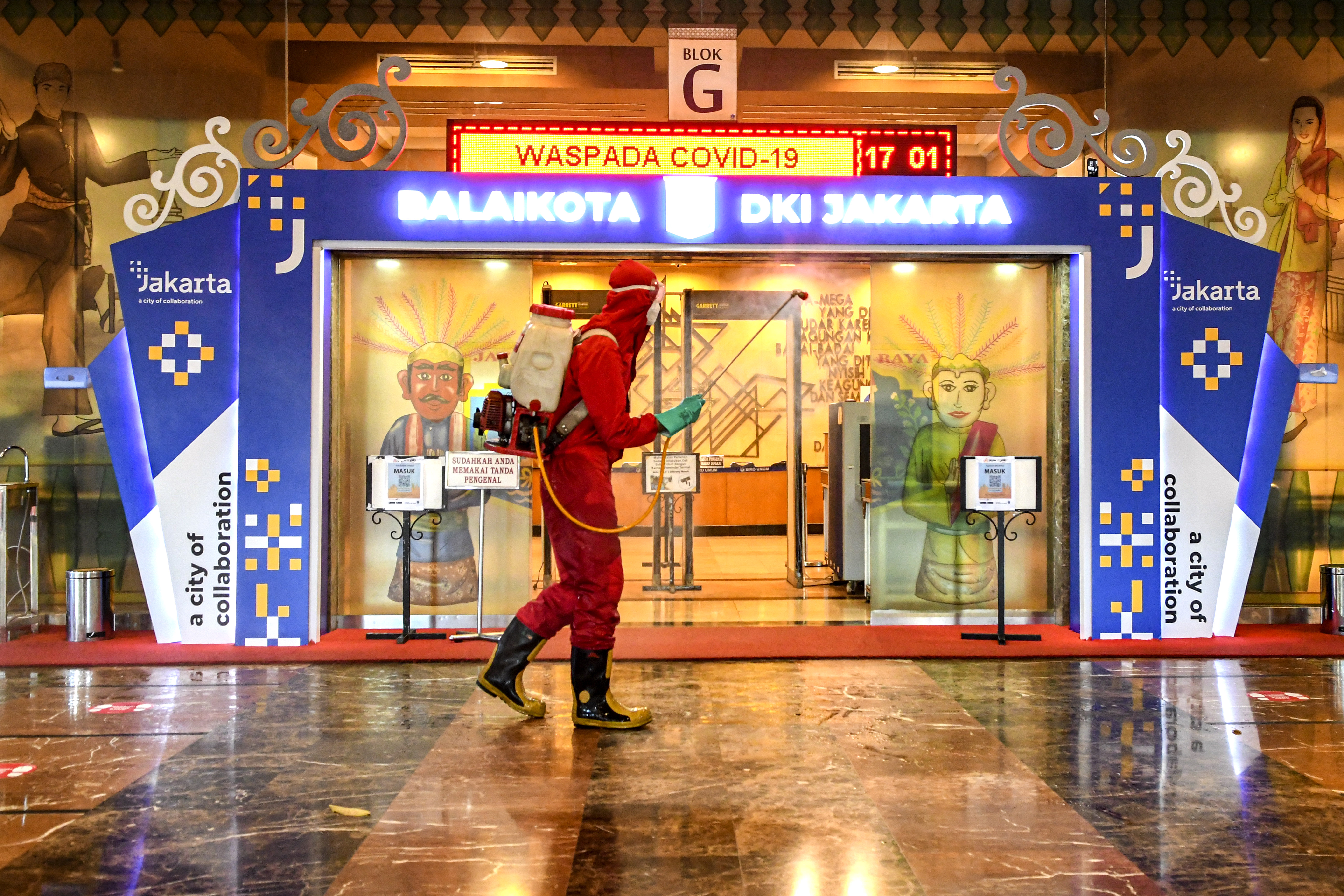 Penyemprotan Desinfektan sebagai sterilisasi virus Covid-19 di Balaikota DKI Jakarta