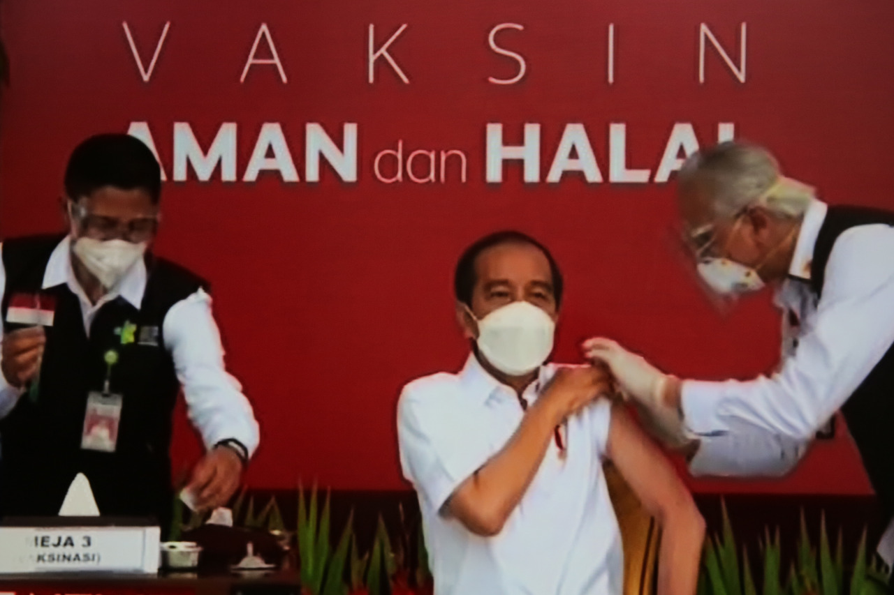 Presiden Joko Widodo melakukan vaksinasi covid-19 buatan Sinovac