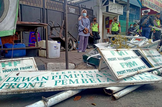 Pemerintah membubarkan ormas FPI, Rabu (30/12/2020), polisi langsung menurunkan atribut FPI di markas FPI di Petamburan, Jakarta.  
