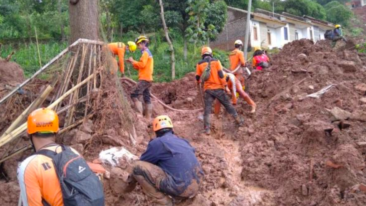  Longsor di Kabupaten Sumedang, Jawa Barat. 