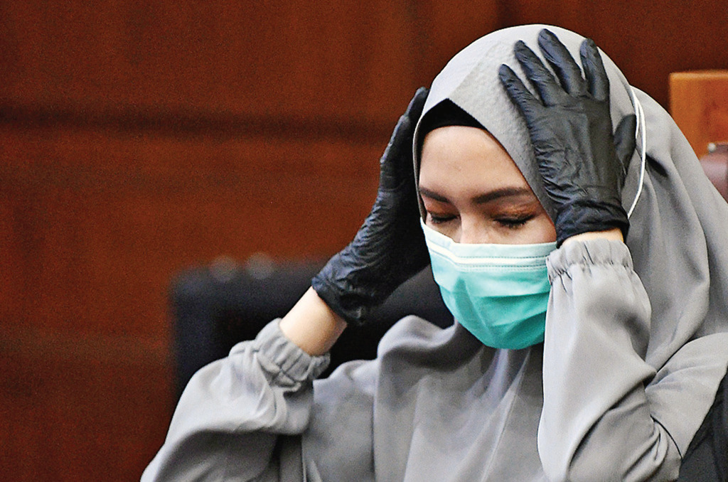 Ekspresi terdakwa kasus dugaan suap dan gratifikasi pengurusan fatwa Mahkamah Agung (MA) Joko Tjandra, Pinangki Sirna Malasari, saat sidang.