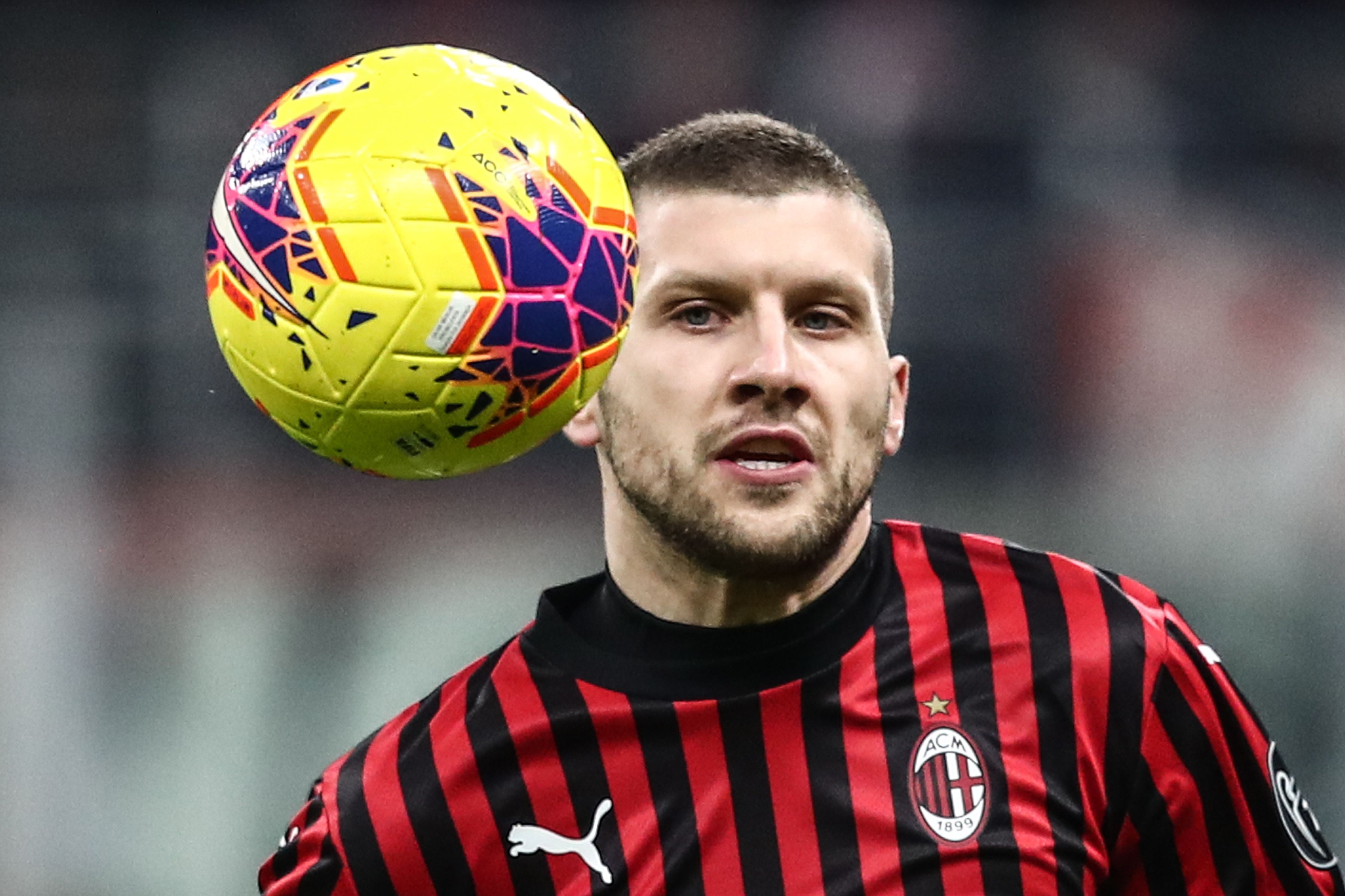 Pemain AC Milan Ante Rebic dinyatakan positif covid-19. 