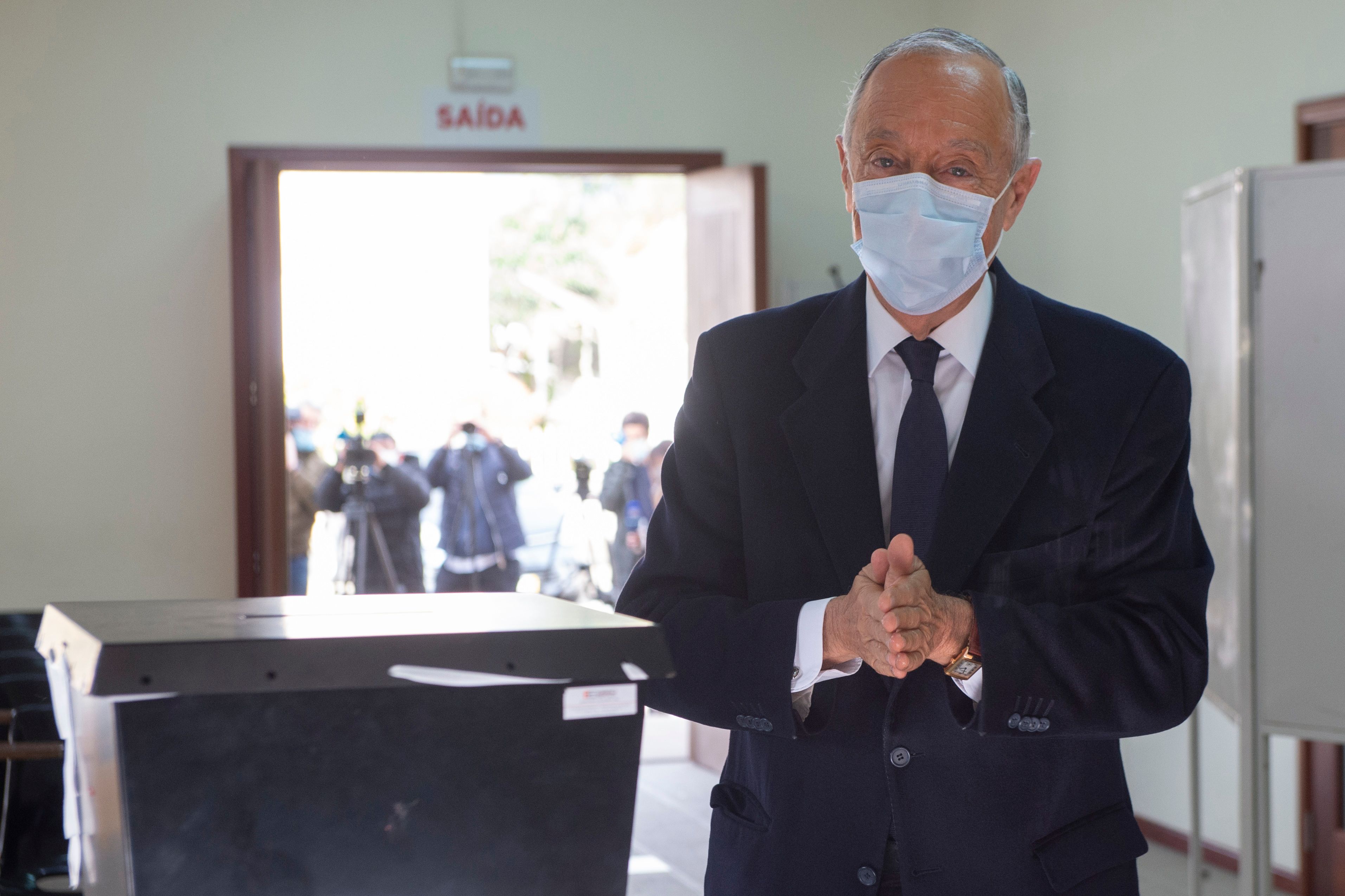 Presiden Portugal Marcelo Rebelo de Sousa menggunakan hand sanitizer usai memberikan suara di Celorico de Basto.