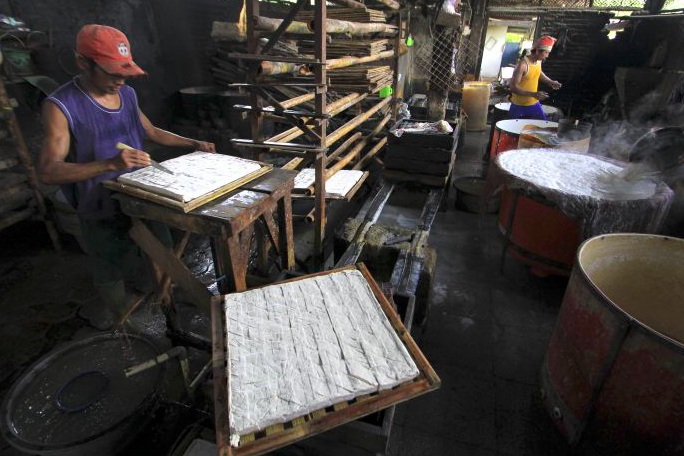Pekerja menyelesaikan pembuatan tahu di Kelurahan Bojongsari, Indramayu, Jawa Barat.