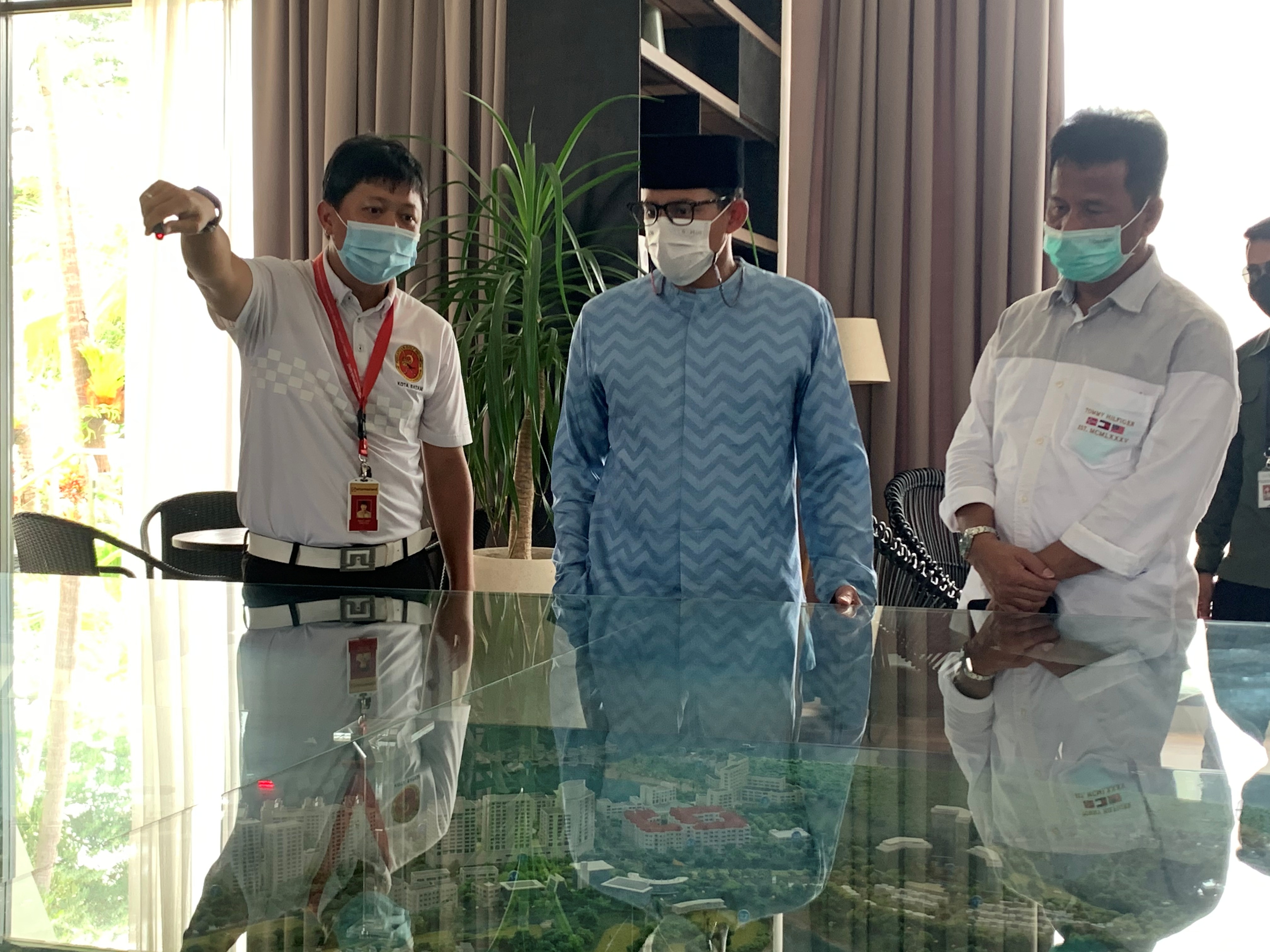 Golf Division Head Sinar Mas Land Steven Japari (kiri) dan Menparekraf Sandiaga Uno (dua dari kiri).