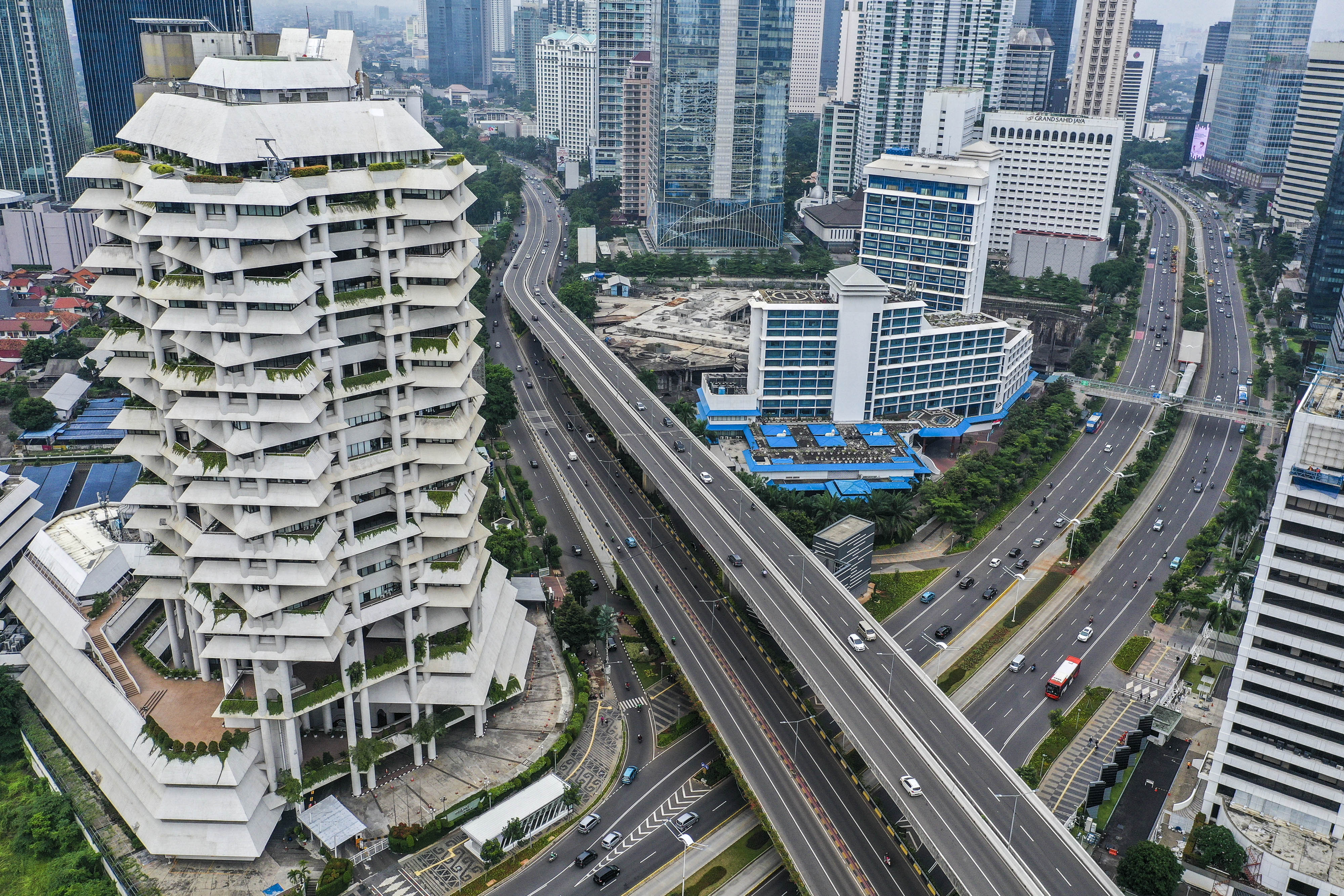 Kendaraan melintas di kawasan Jalan Jenderal Sudirman, Jakarta, Minggu (11/10/2020)