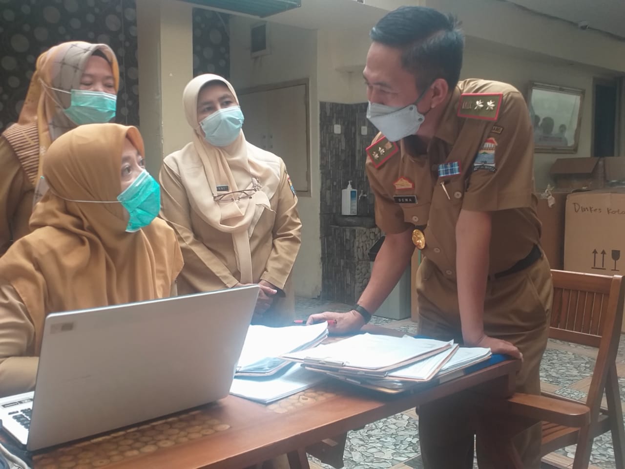 Sekretaris Daerah Palembang Ratu Dewa (kanan) saat melakukan sidak di hari pertama kerja 2021, Senin (4/1). 