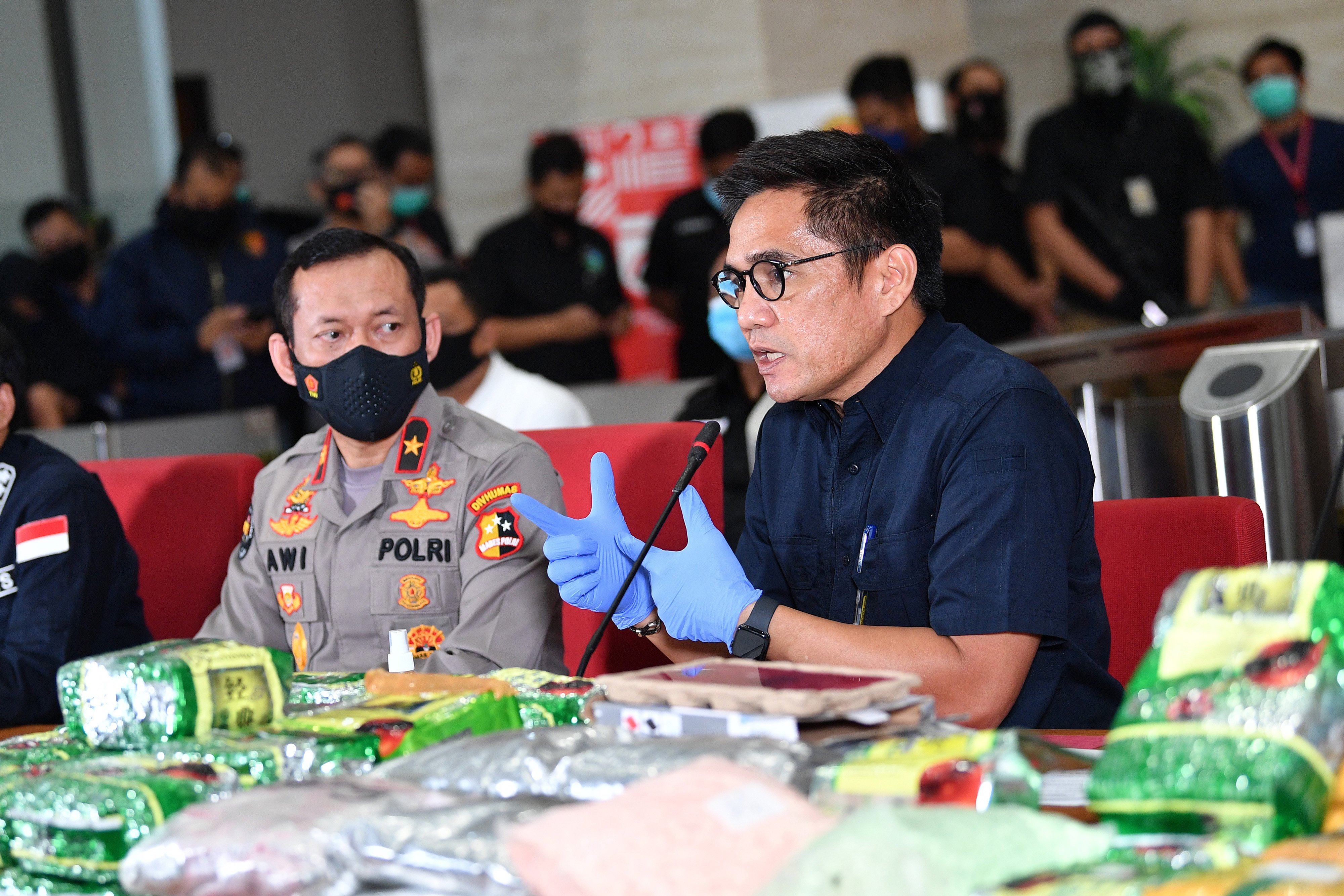 RILIS KASUS NARKOBA BARESKRIM POLRI: Direktur Tindak Pidana Narkoba Bareskrim Polri Brigjen Pol Krisno H Siregar (kanan)