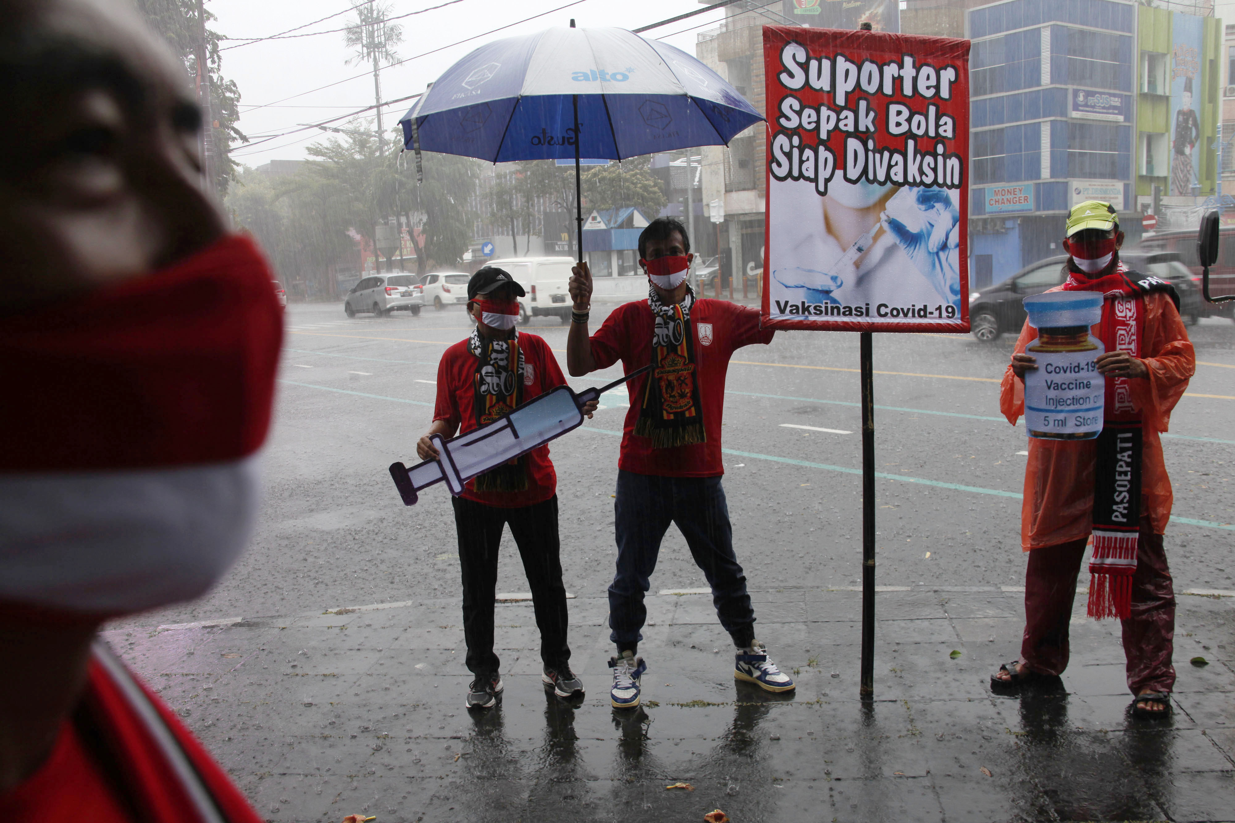 Jokowi Targetkan Vaksinasi Rampung Tahun Ini