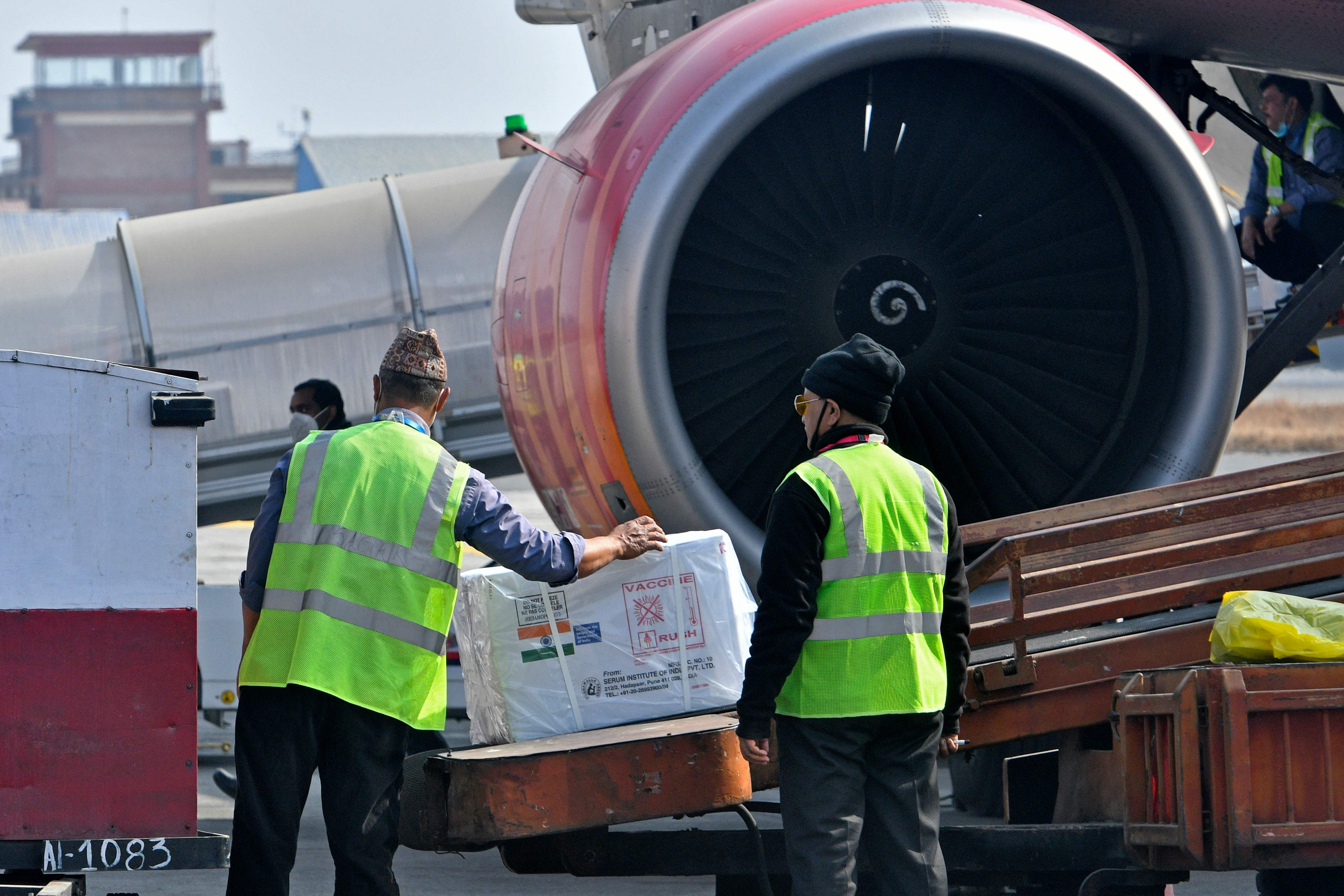 Ilustrasi vaksin covid-19 buatan AstraZeneca yang tiba di negara tujuan.