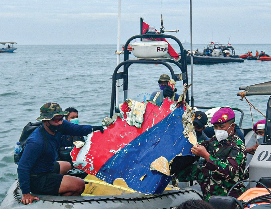 Pasukan elite TNI Angkatan Laut menemukan serpihan badan pesawat Sriwijaya Air SJ-182 saat melakukan pencarian di perairan Kepulauan Seribu.