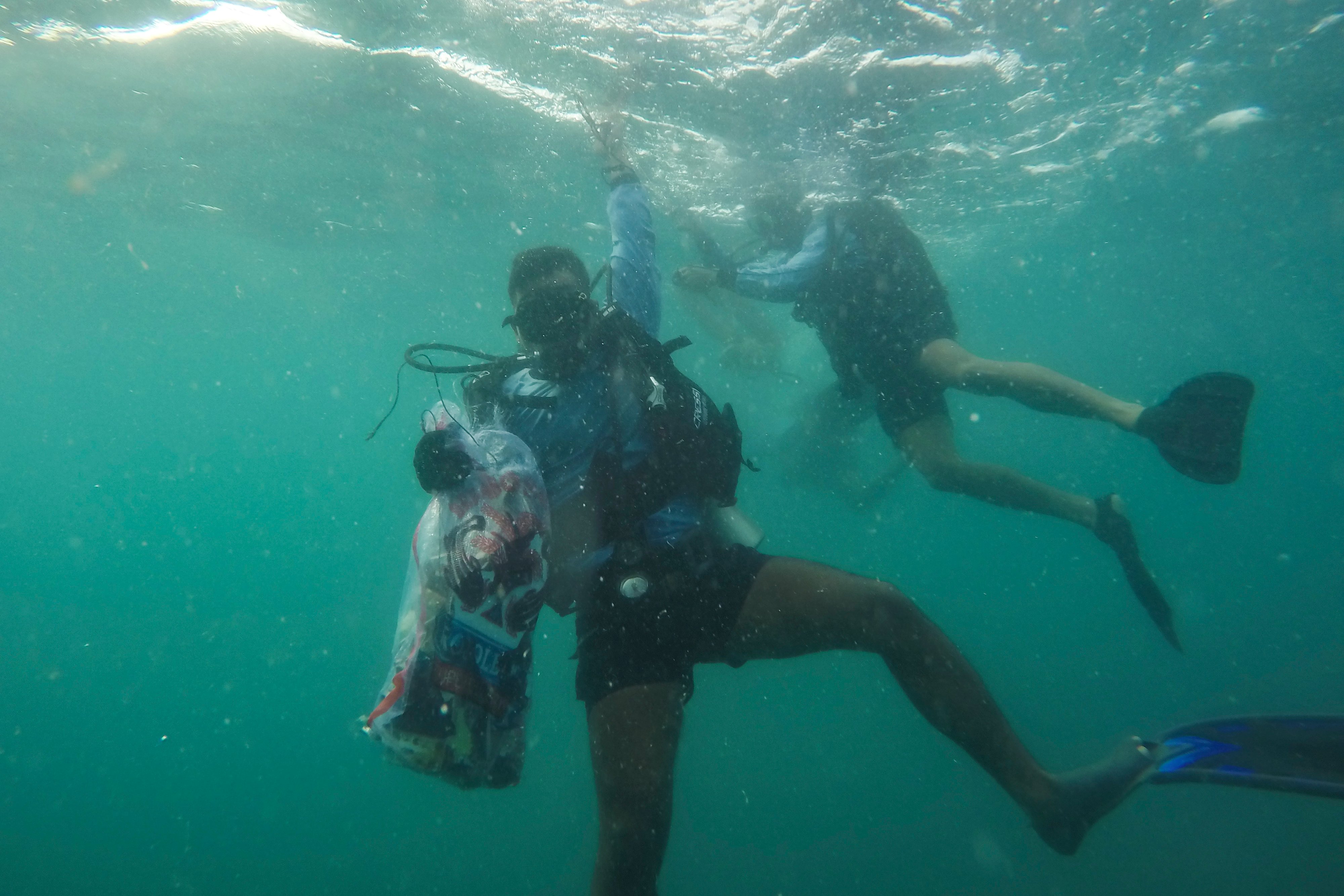 Prajurit Kopaska TNI AL mengangkat puing pesawat Sriwijaya Air PK-CLC nomor penerbangan SJ 182