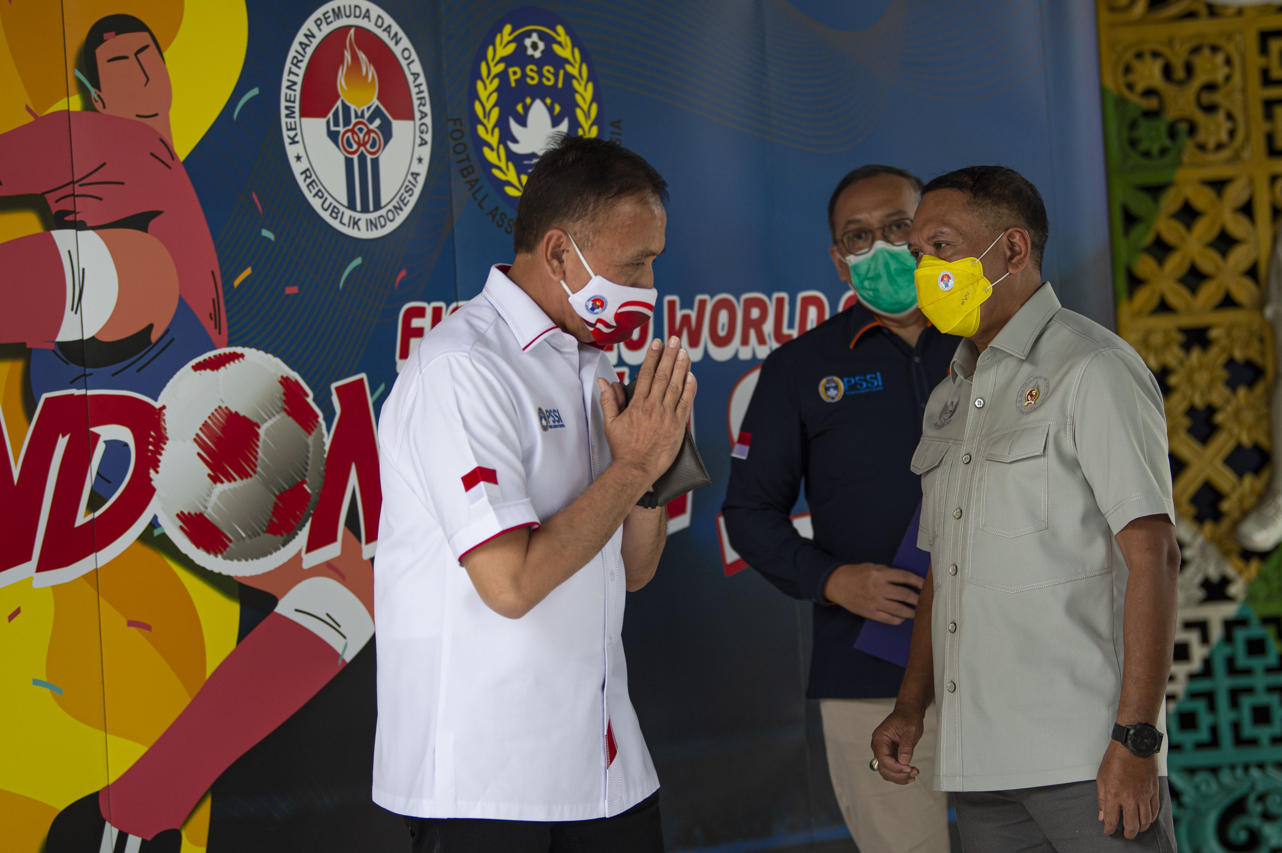 KOMPETISI SEPAK BOLA NASIONAL KEMBALI DITUNDA: Menpora Zainudin Amali (kanan) didampingi Ketua Umum PSSI Mochamad Iriawan (kiri)  