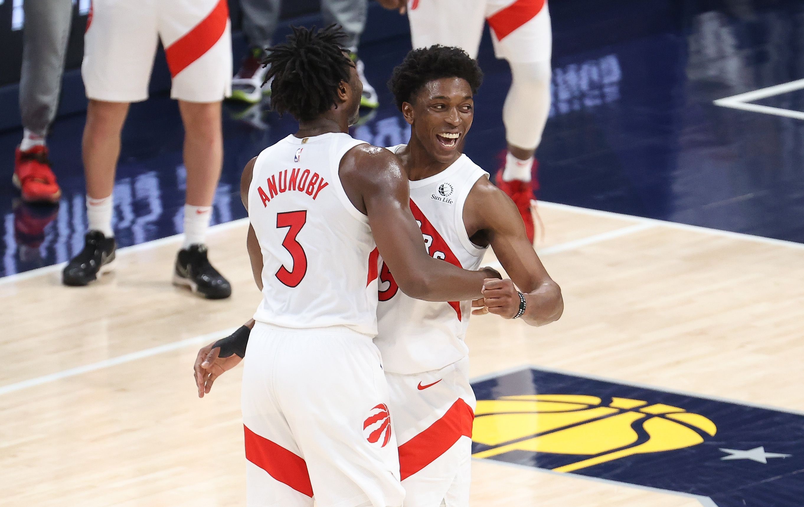 OG Anunoby (kiri) dan Stanley Johnson (kanan) melakukan selebrasi setelah Toronto Raptors mengalahkan Indiana Pacers dengan skor 107-102.