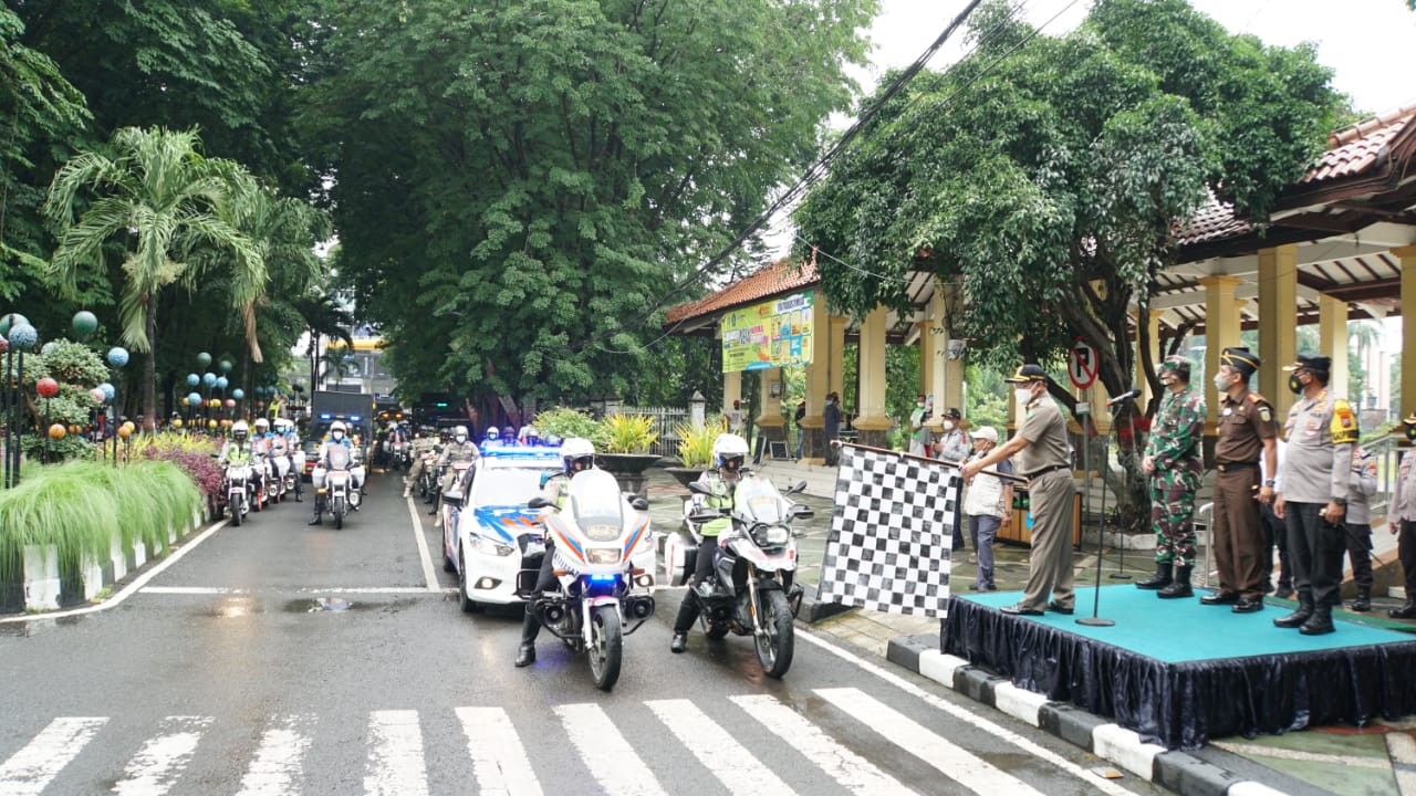 Ratusan personel gabungan dilepas Pejabat Bupati Sidoarjo Hudiyono untuk mengawal suksesnya PPKM hingga 25 Januari, Senin (11/1)