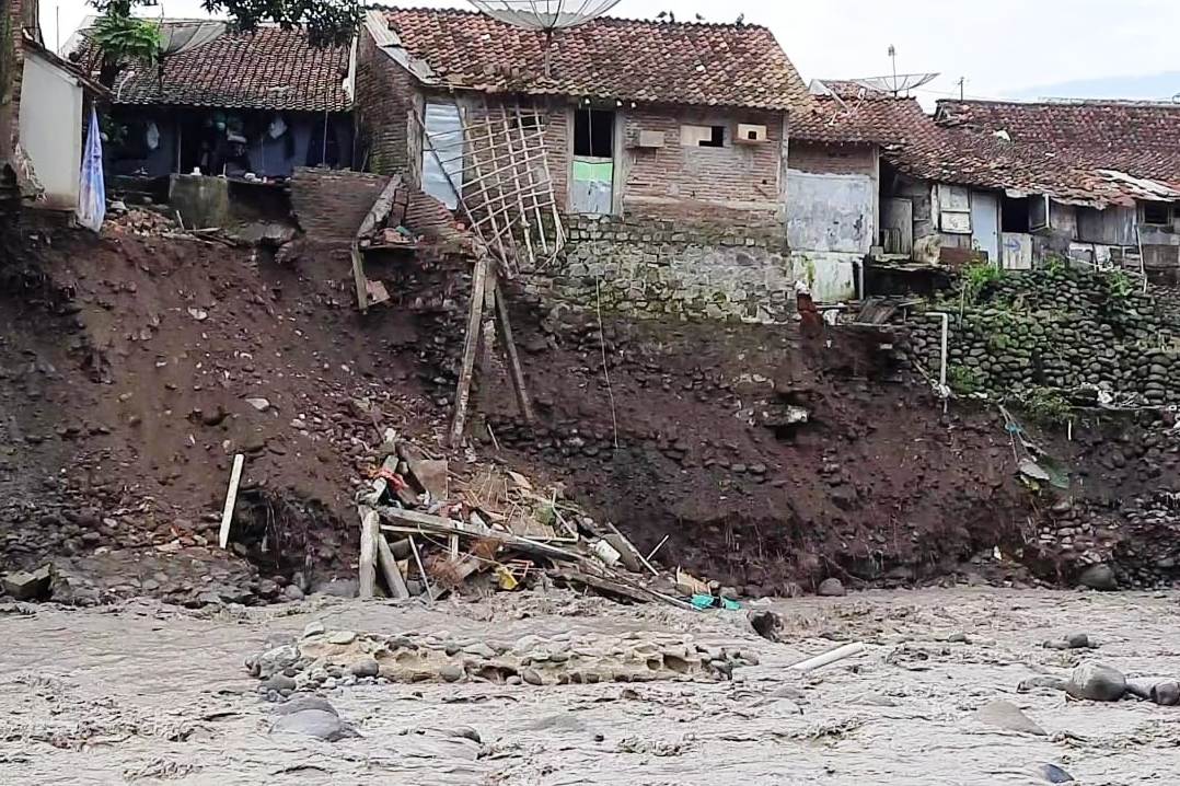 Tebing Sungai di Brebes Longsor Warga Mengungsi