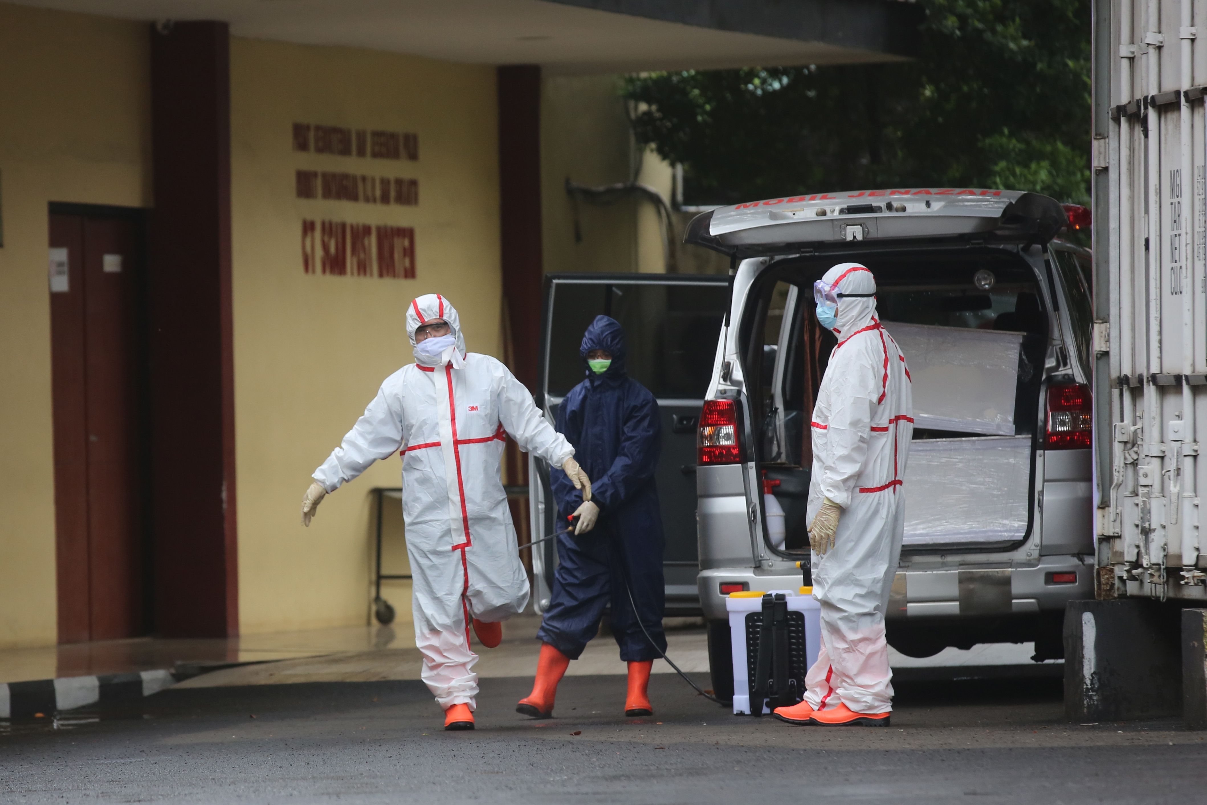 TPU Srengseng Sawah Mulai Dipakai Untuk Pemakaman Pasien Covid-19