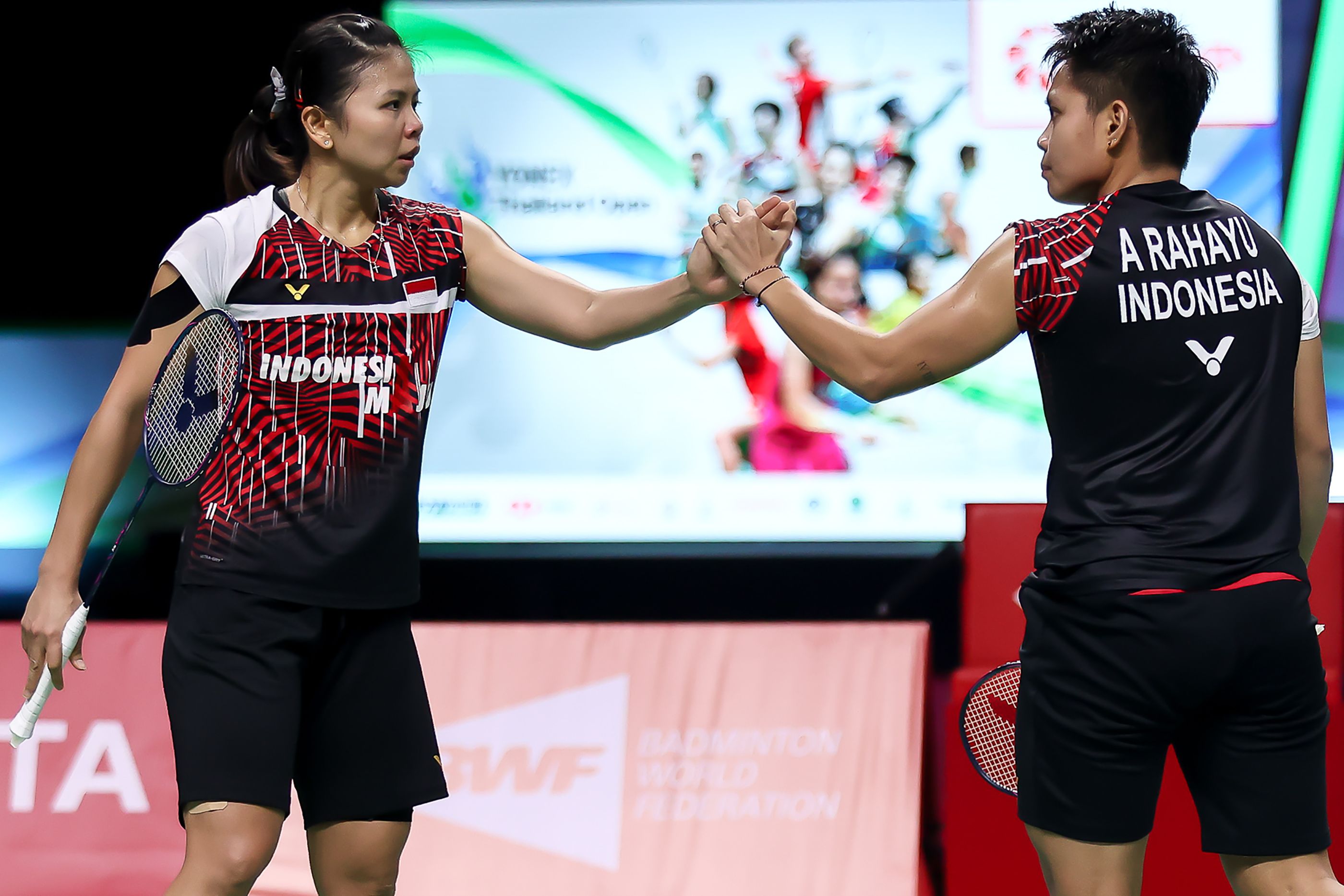  Greysia Polii (kiri) dan Apriyani Rahayu bersalaman setelah menundukkan pasangan Korsel Lee So Hee/Shin Seung Chan dengan rubber game.e