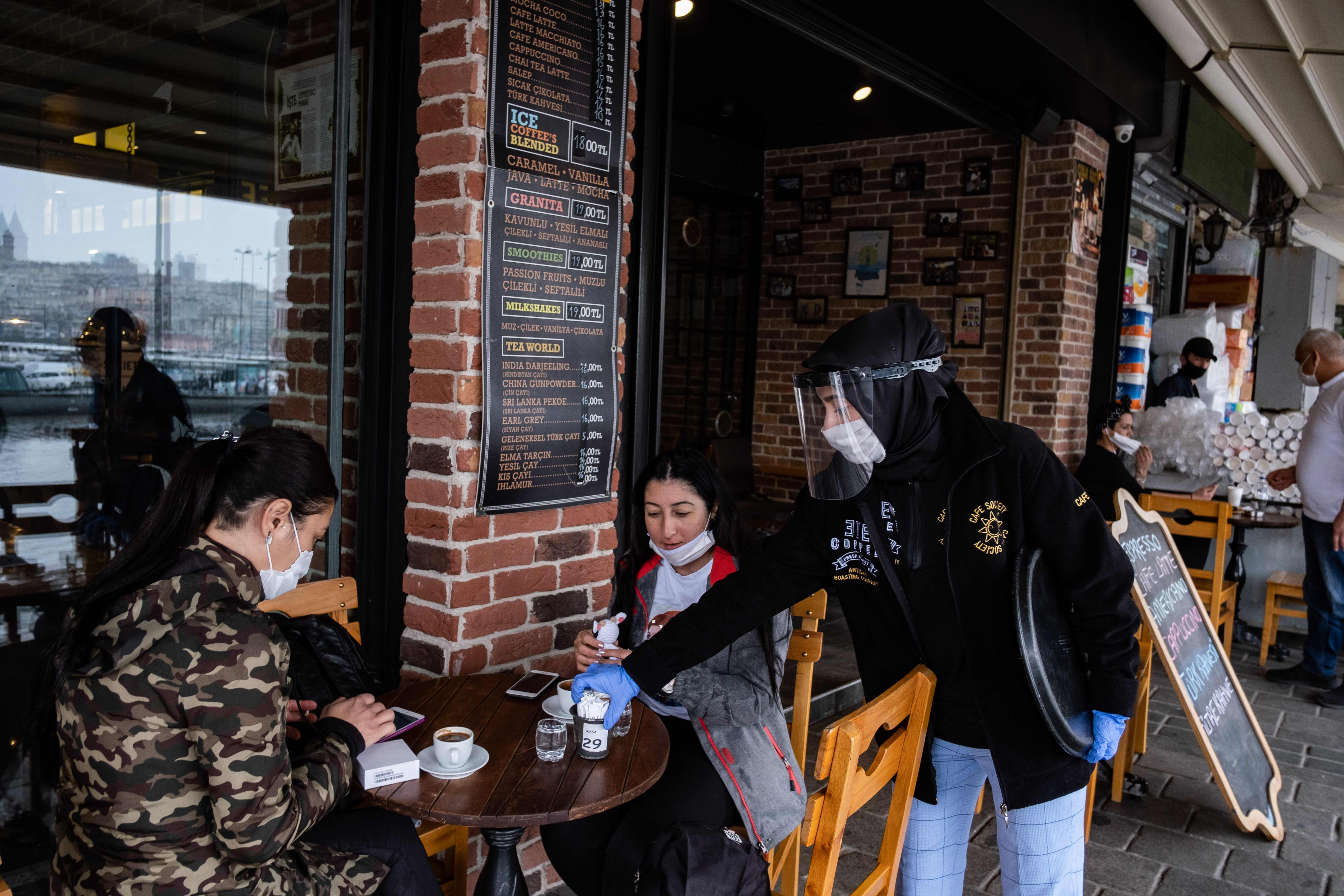 Sebiuah cafe di Turki yang baru kembali buka Juni tahun lalu