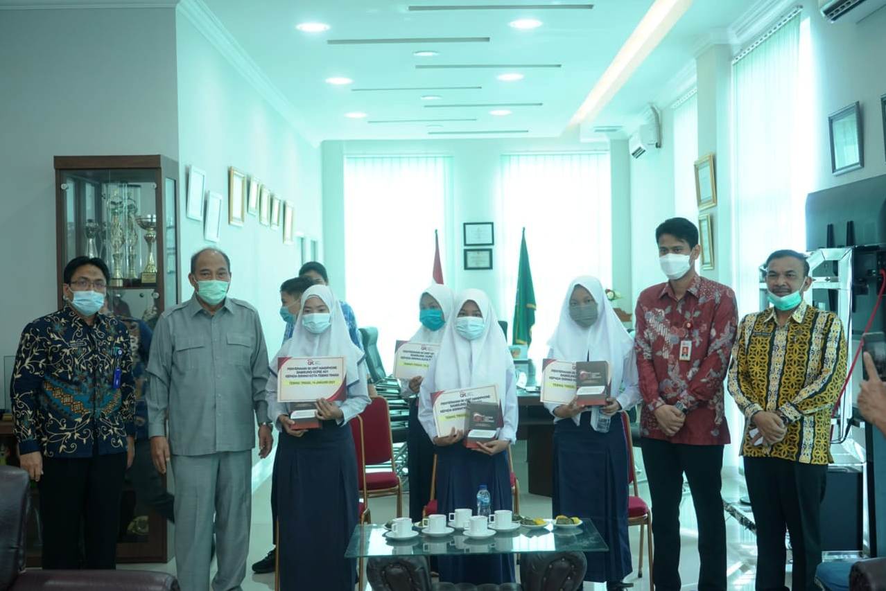OJK Regional 5 Bantu Ponsel Pintar Bagi Pelajar di Masa Pandemi