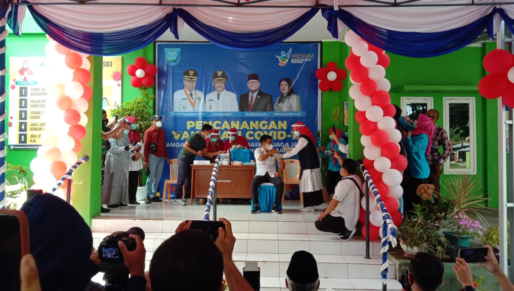 Ketua PPNI Kota Ternate, Chandra Makassar menjadi relawan pertama yang divaksinasi covid-19 di Kota Ternate, Jumat (15/1/2021).