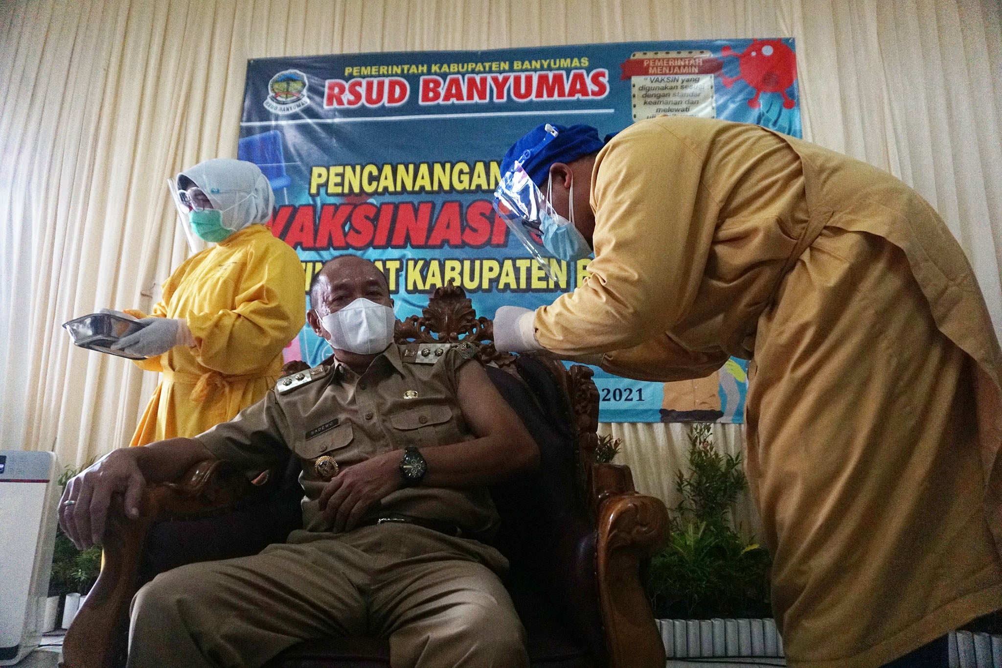 Petugas kesehatan menyuntikkan vaksin kepada Wakil Bupati Banyumas Sadewo Tri Lastiono