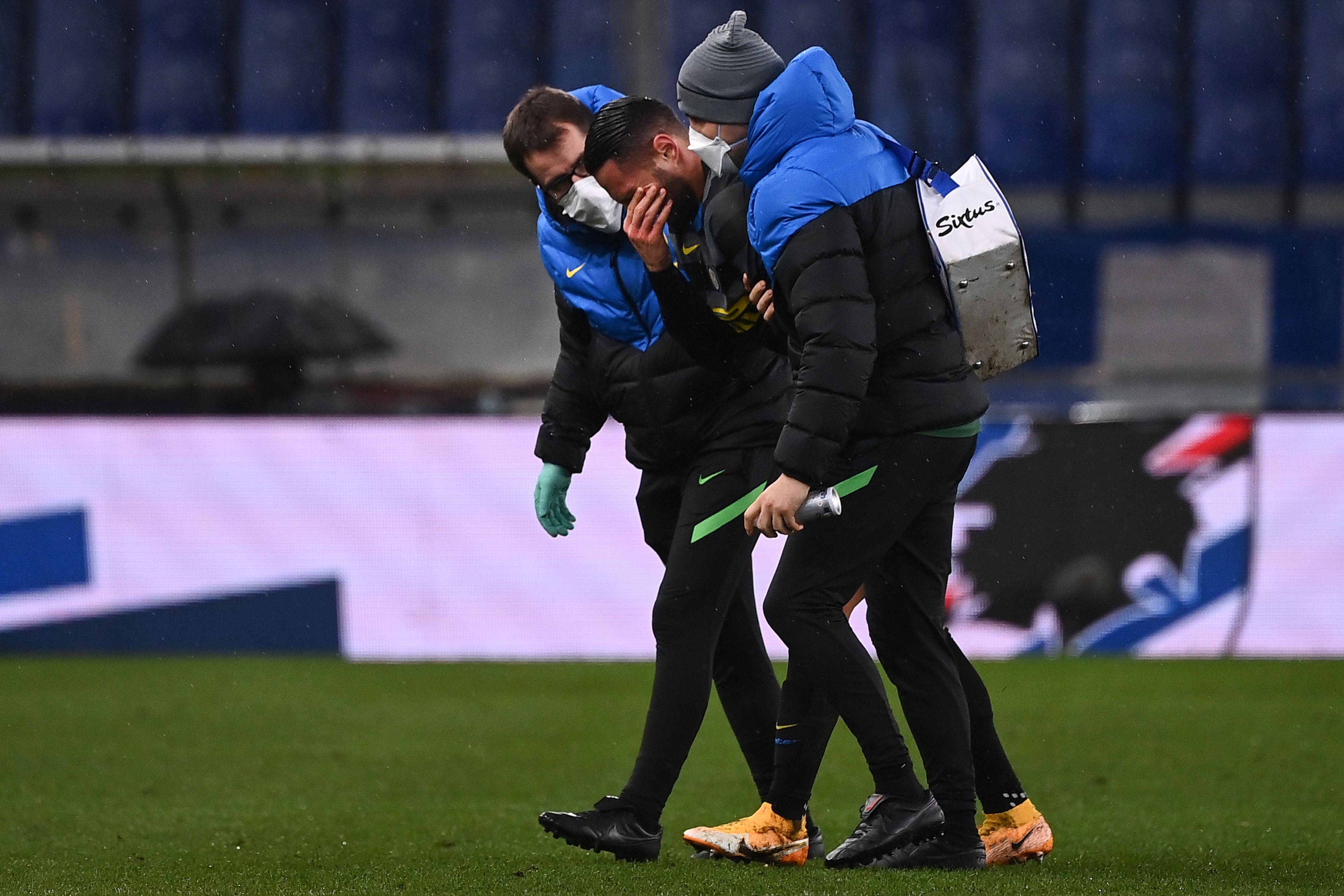 Pemain Inter Milan Danilo D'Ambrosio harus dipapah keluar lapangan setelah mengalami cedera saat melawan Sampdoria, Rabu (6/1).  