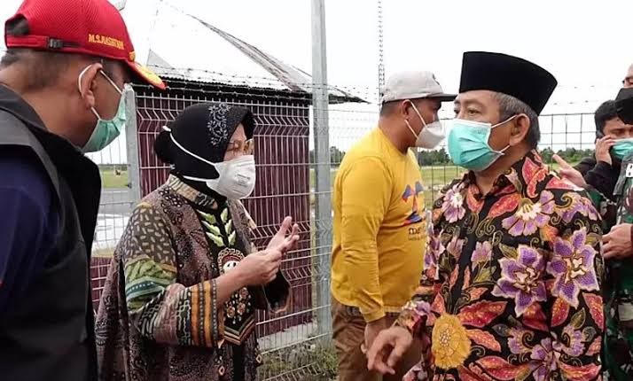  Mensos Tri Rismaharini (kedua dari kiri) saat meninjau langsung daerah bencana.