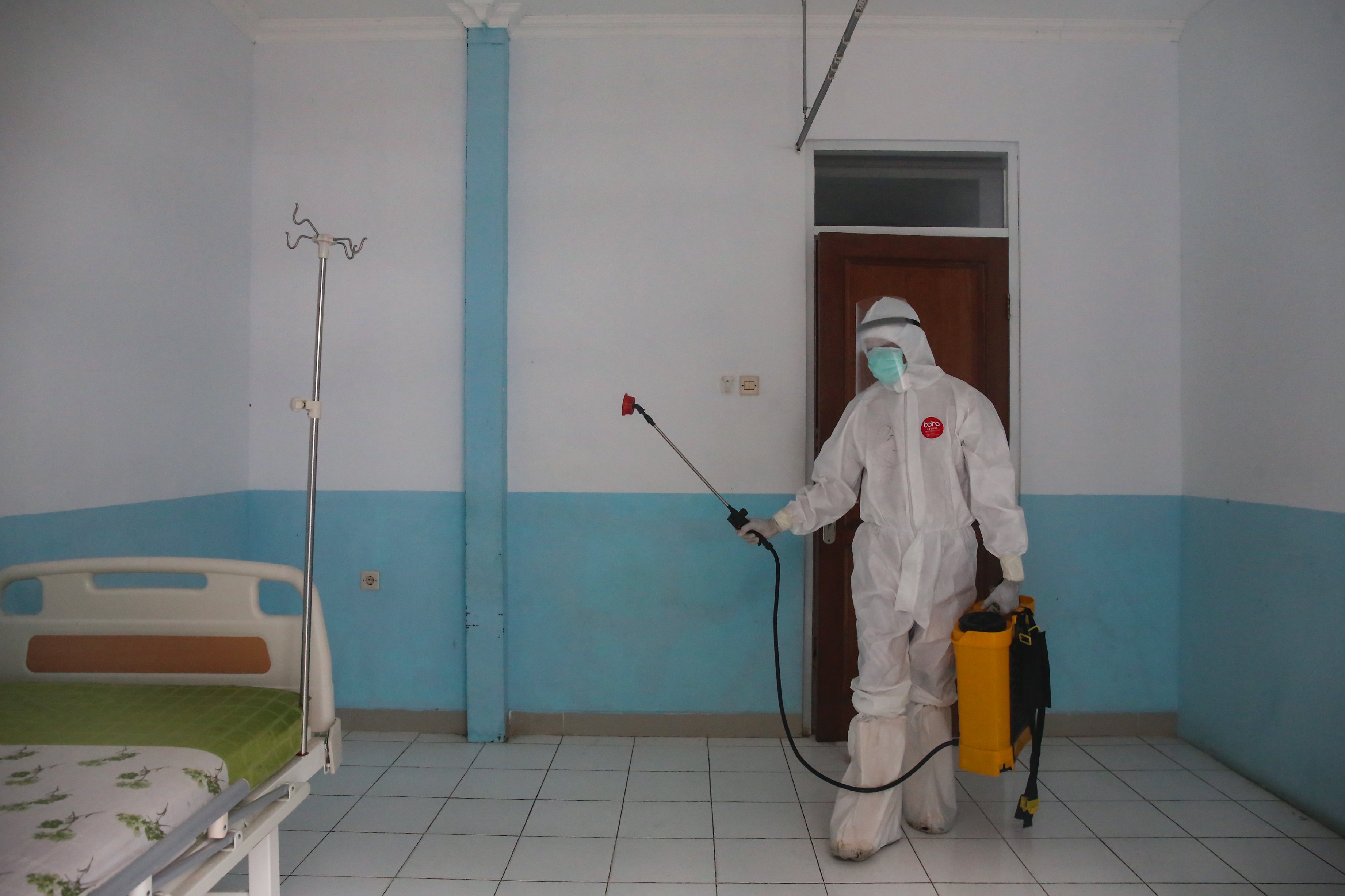 Petugas menyemprotkan cairan desinfektan sebagai persiapan untuk dijadikan ruang transit bagi pasien covid-19 di Puskesmas Pondok Betung.