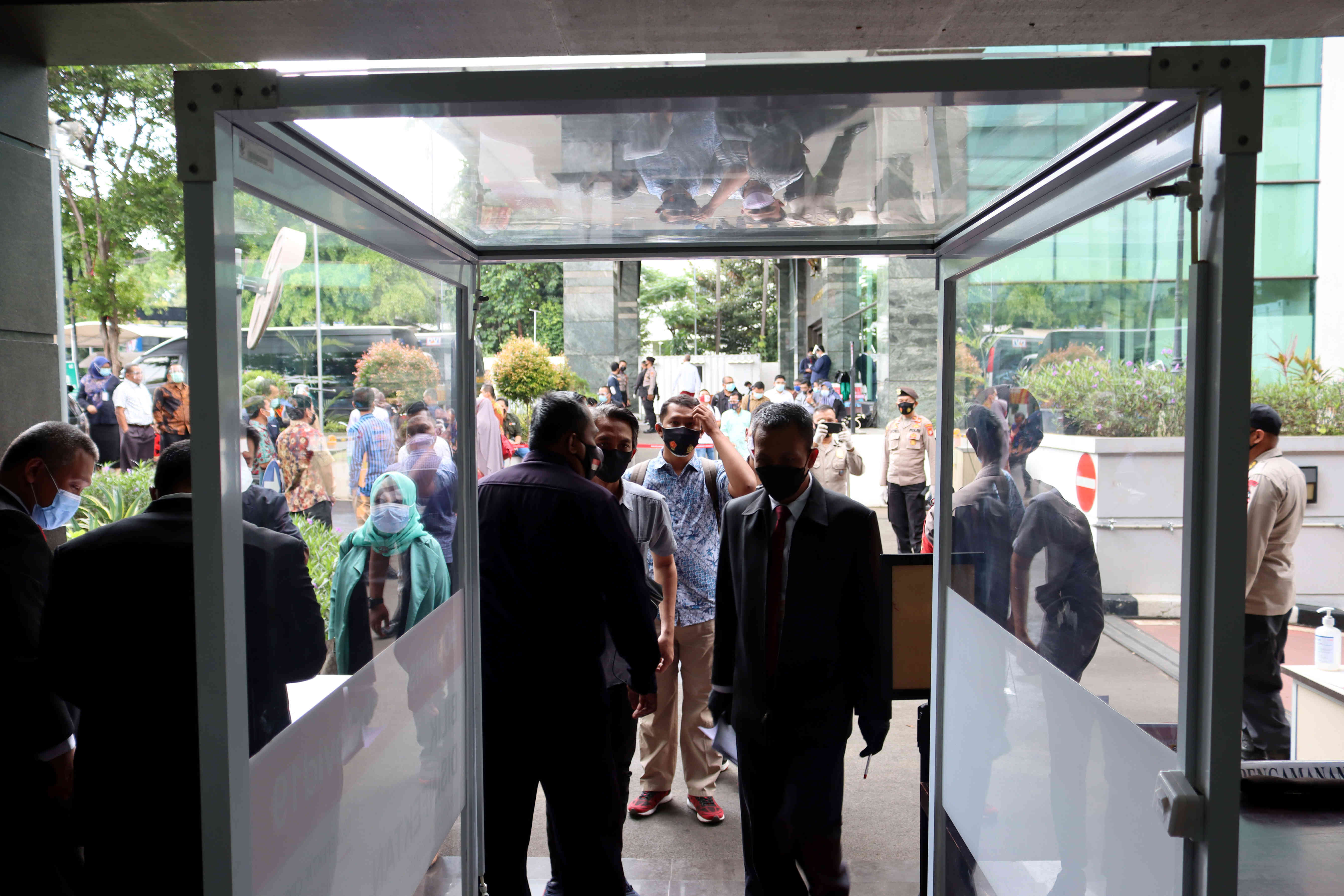Suasana penjagaan dan pengunjung sidang perselisihan hasil pilkada tahun 2020, di MK, Jakarta, pada hari  pertama, Selasa (26/1).