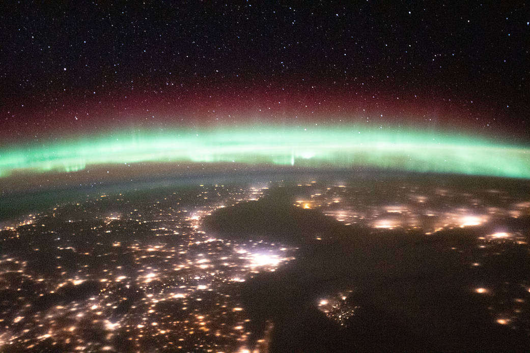 Pemandangan aurora dari Stasiun Luar Angkasa (ISS).