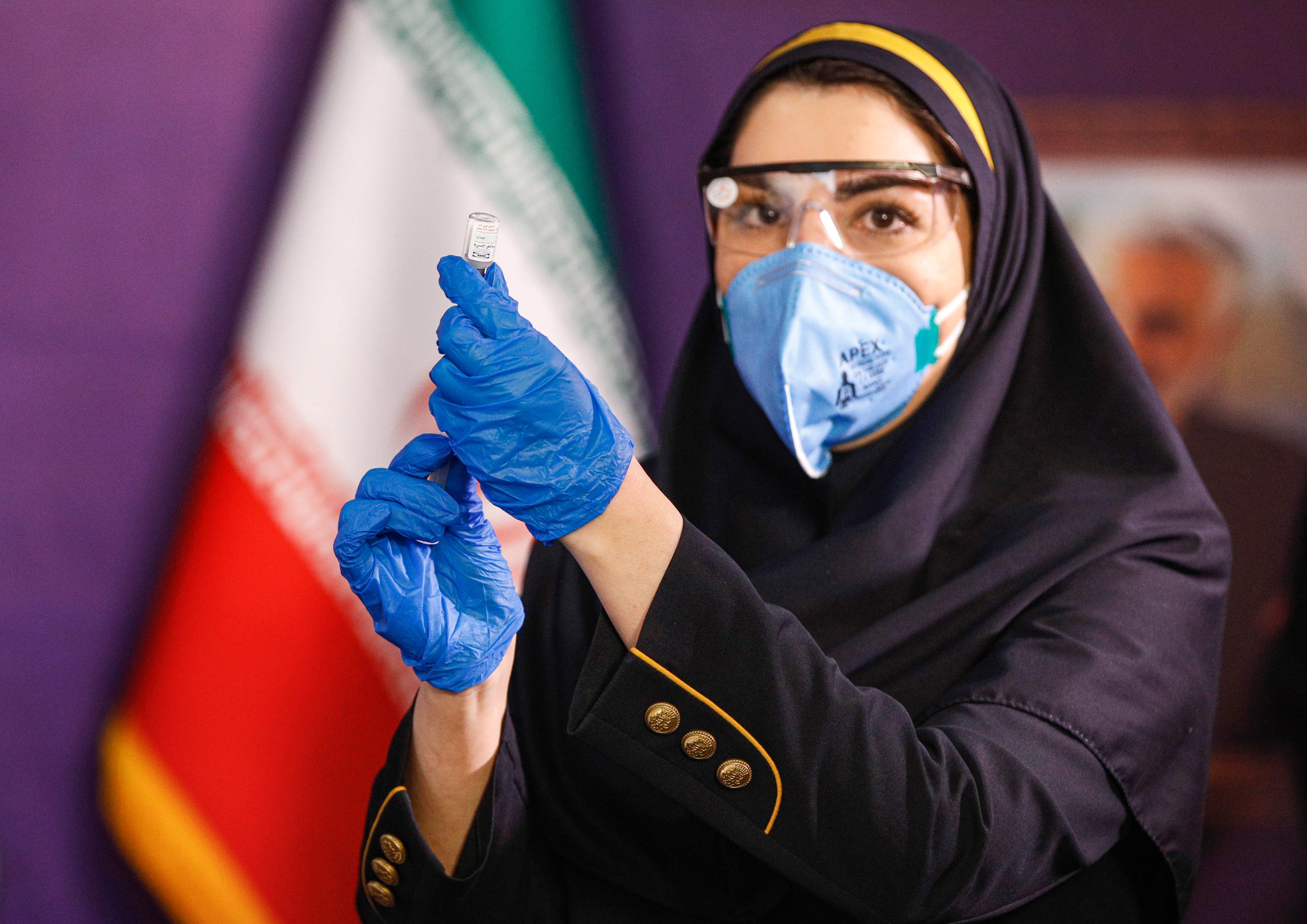 Seorang tenaga kesehatan di Iran mengikuti uji coba vaksin tahap pertama di negaranya pada Desember 2020.