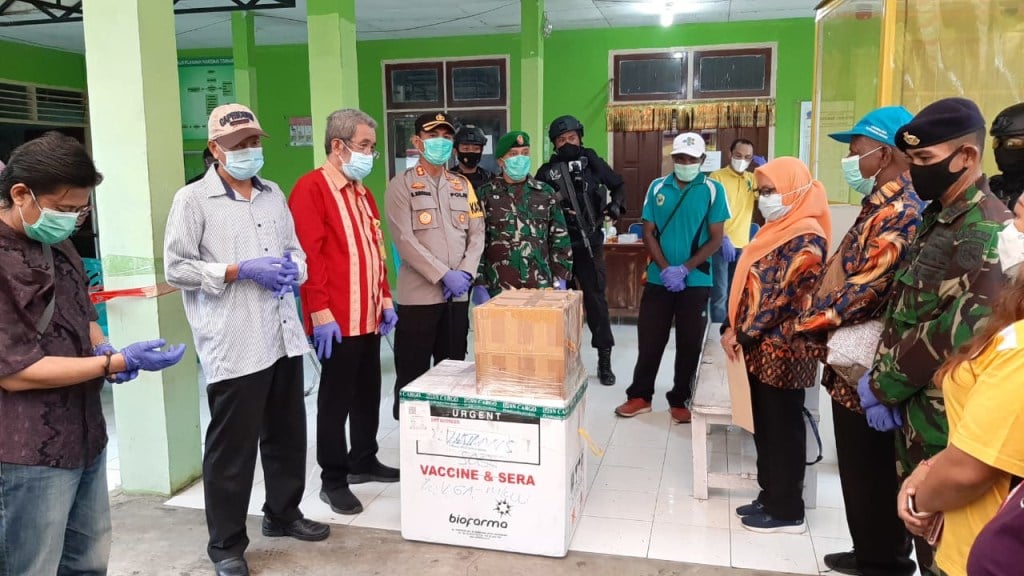 Distribusi vaksin covid tahap I tiba di Kabupaten Sorong Selatan, Papua Barat, Sabtu (30/1/2021)